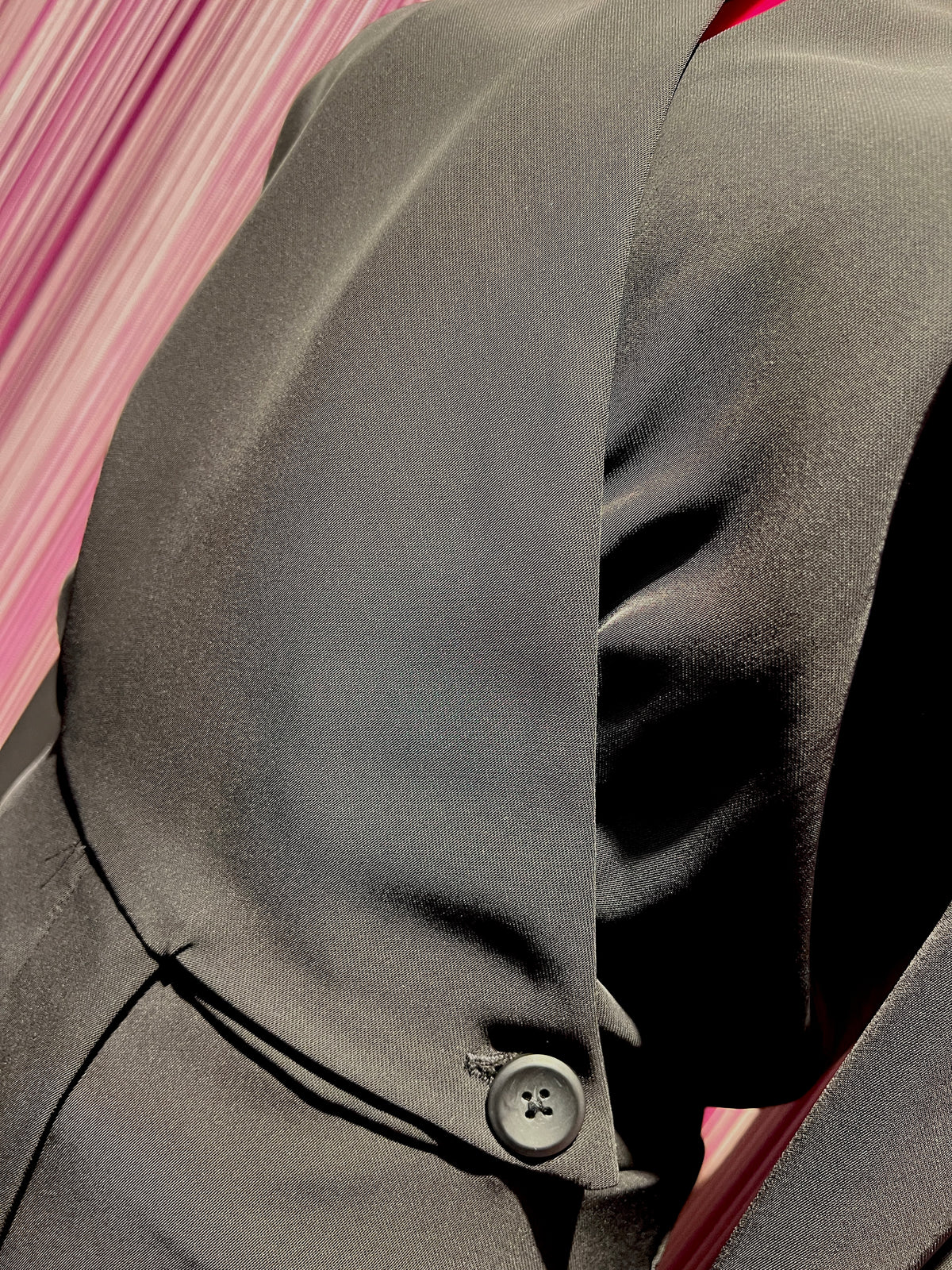 The room jumpsuit nera con colletto e polsi bianchi