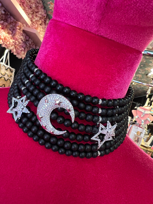 Manuela Ajo’ creazioni choker cristalli neri opachi con spille mezza luna e stelle strass
