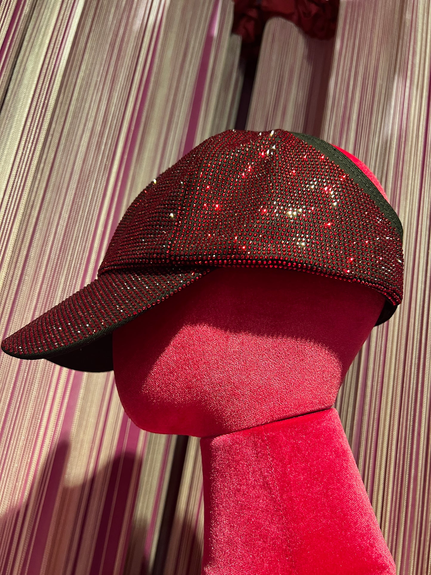 Love & roses cappello con visiera rosso con cristalli neri misura regolabile