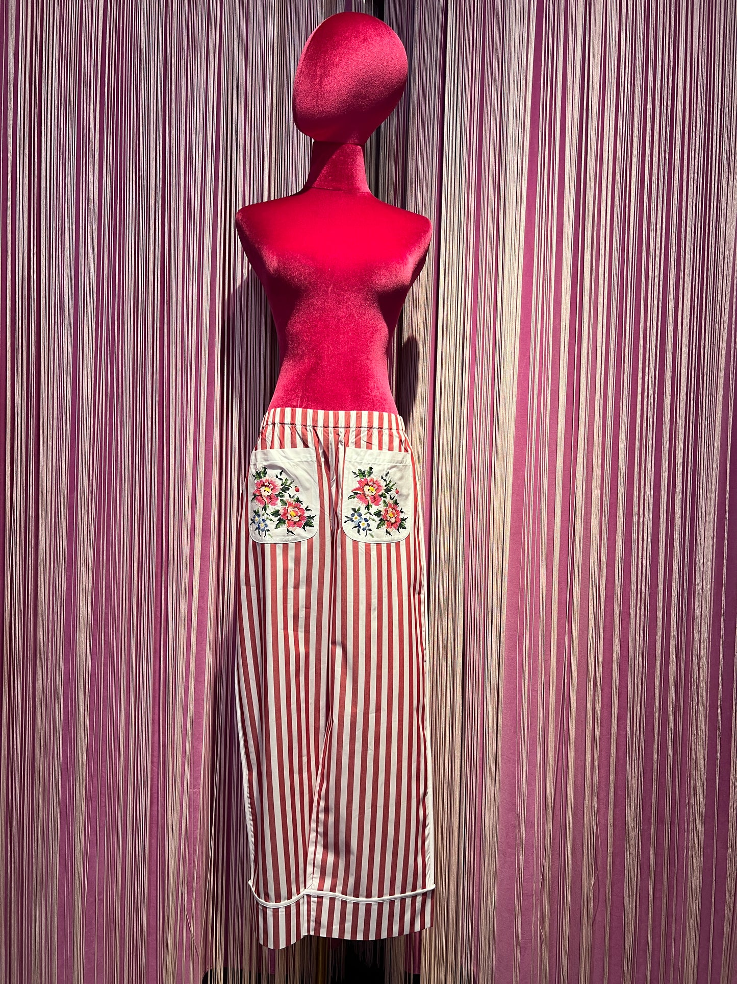 Miki Thumb completo camicia e pantalone con elastico a righe rubino e bianco con ricami sulle tasche