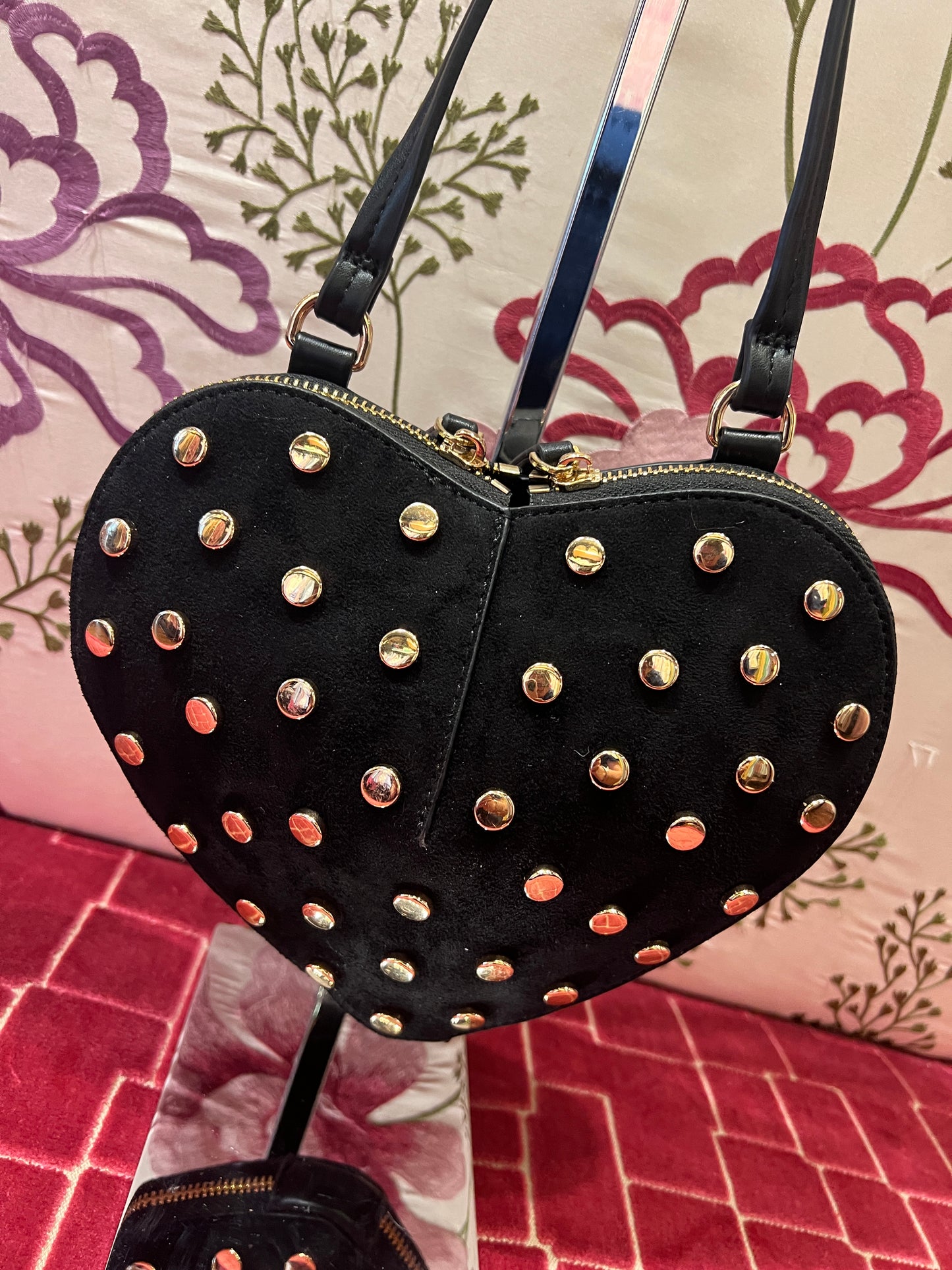 Borsa a forma di cuore con borchie scamosciata con tracolla nera