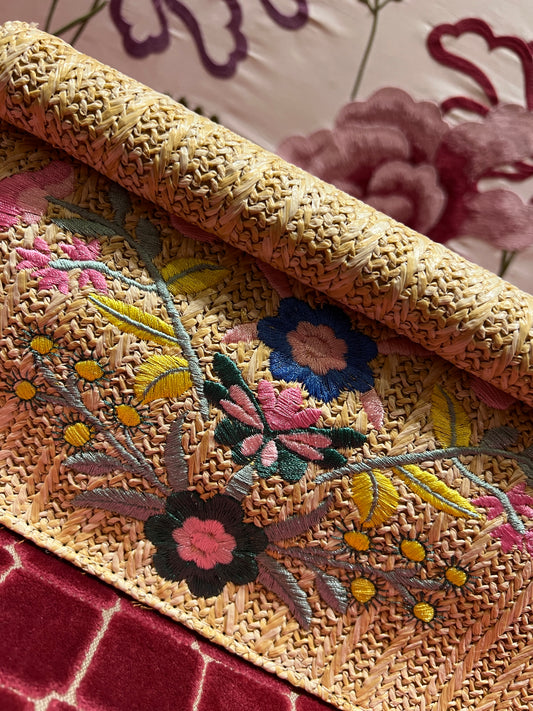 Borsa con tracolla in rafia ed ecopelle , ricami floreali e chiusura magnetica. Colore écru