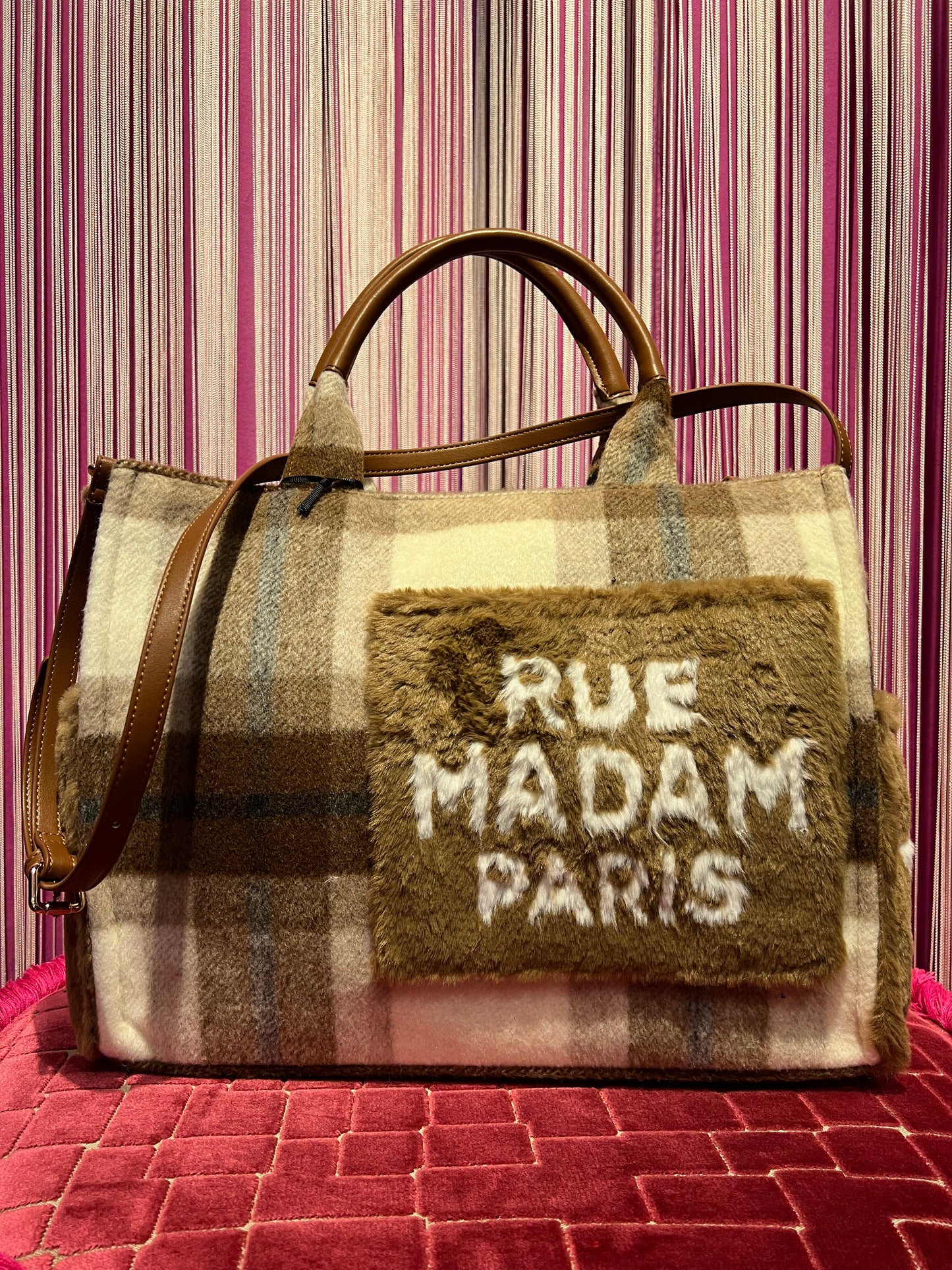 Rue Madam borsa due manici con tracolla fantasia tartan panna / marrone con tasche esterne pelliccia ecologica