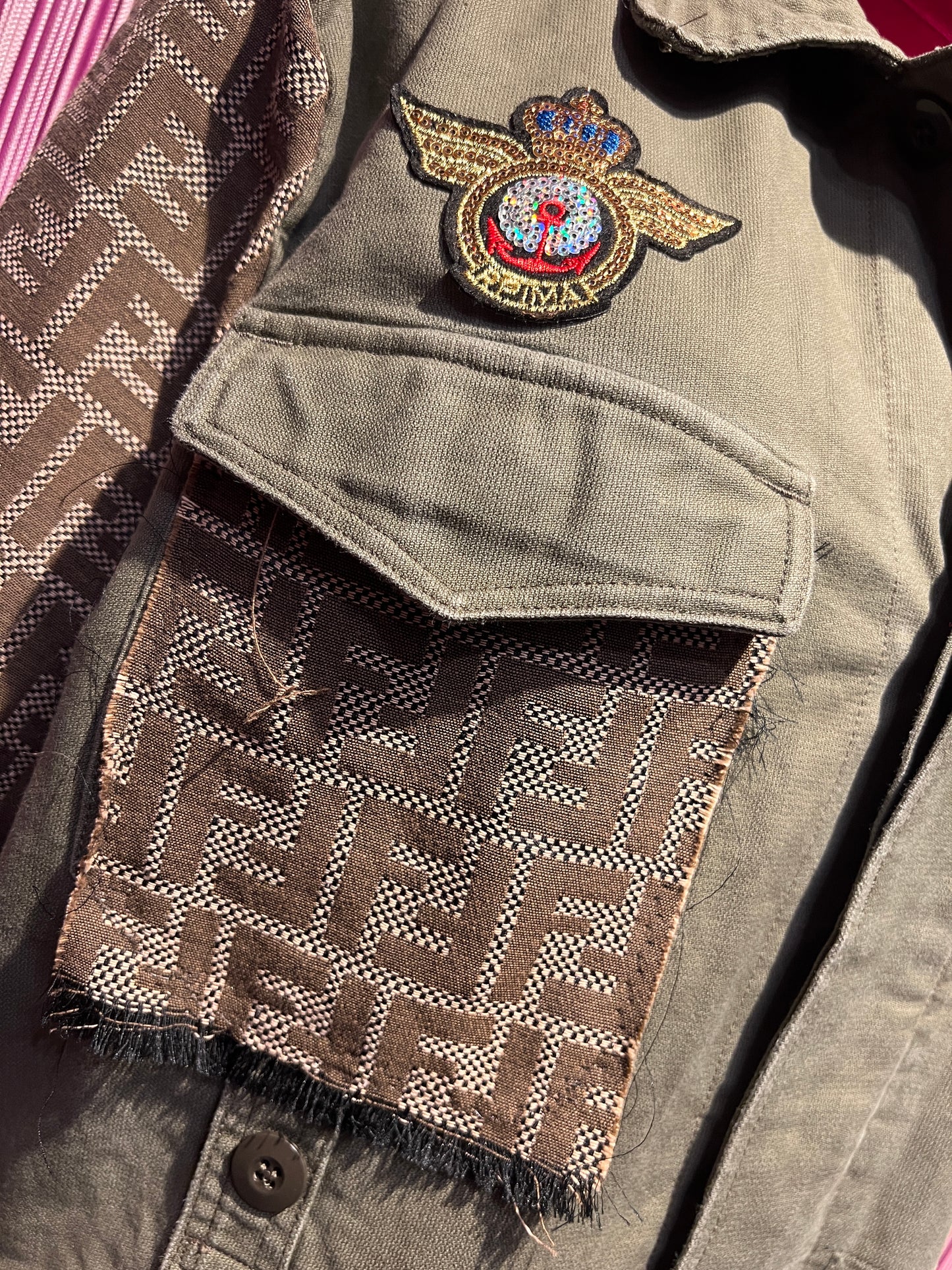 ABpink 🩷la verdina , giacca militare con maniche logate pacht cuore paillettes oro e mostrine