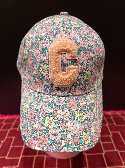 Cappello cotone regolabile con visiera fantasia floreale rosa e verde su sfondo bianco, C rosa