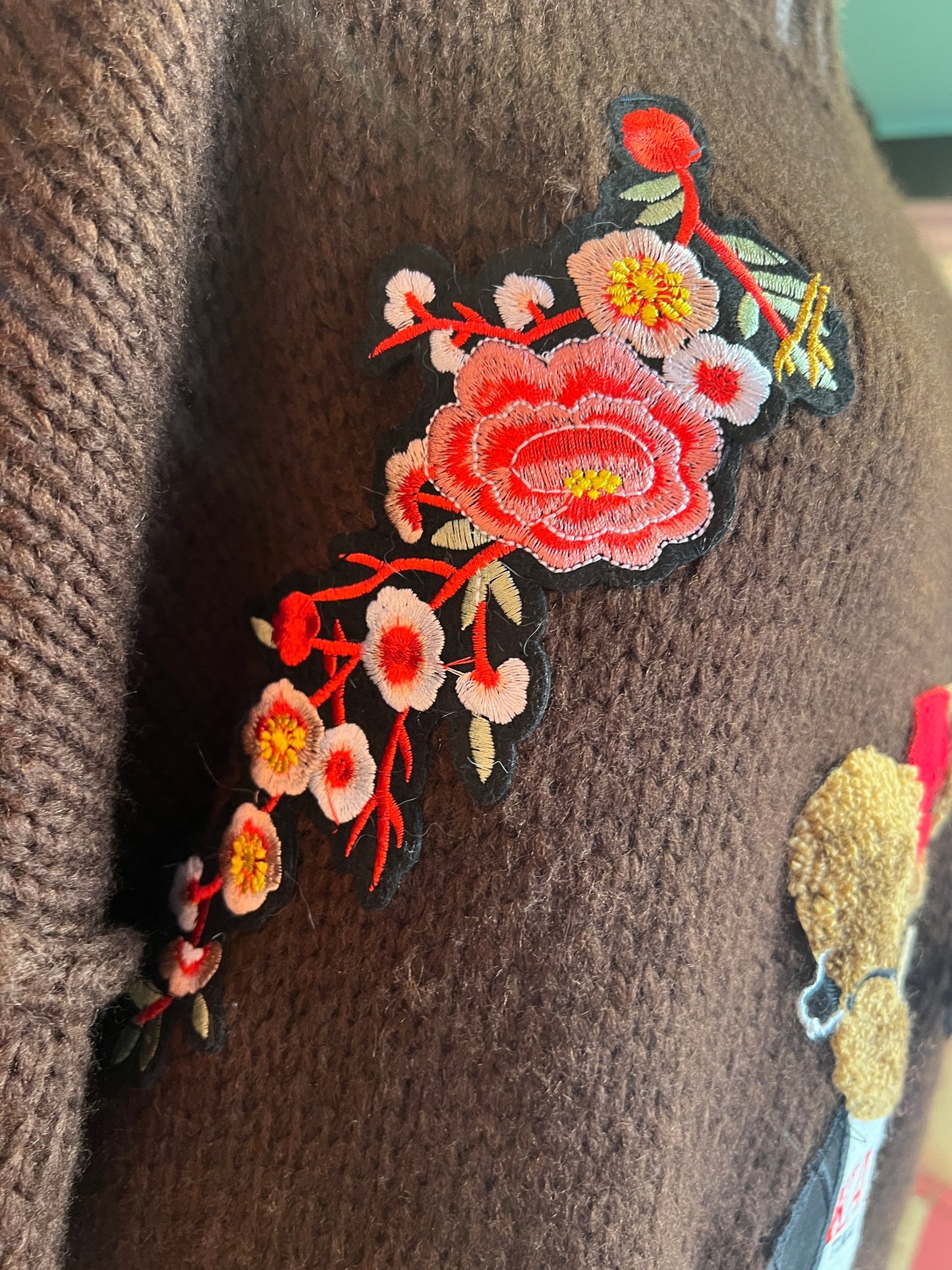 ABpink 🩷maglia over cioccolato con profili grigi con applicazioni patch teddy con cappellino, cuori sacri paillettes e fiori ricamati