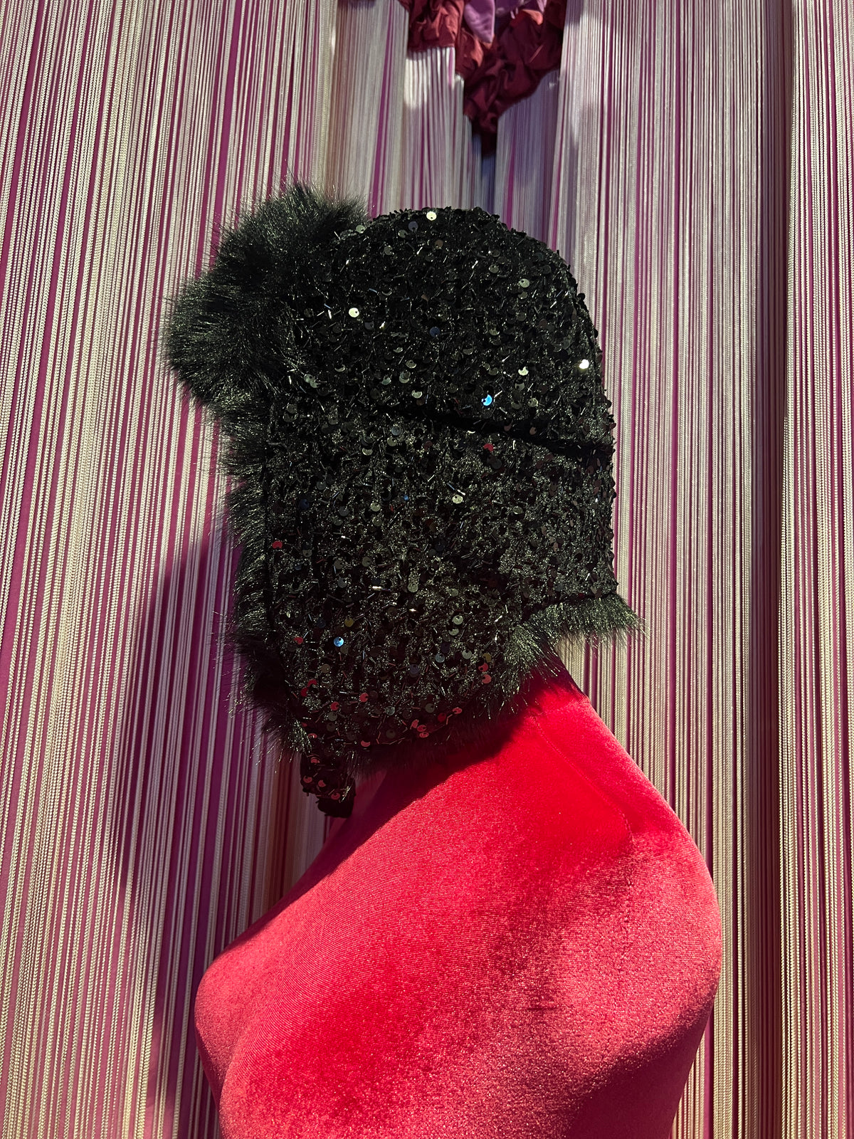Colbacco in ecopelliccia e paillettes nero