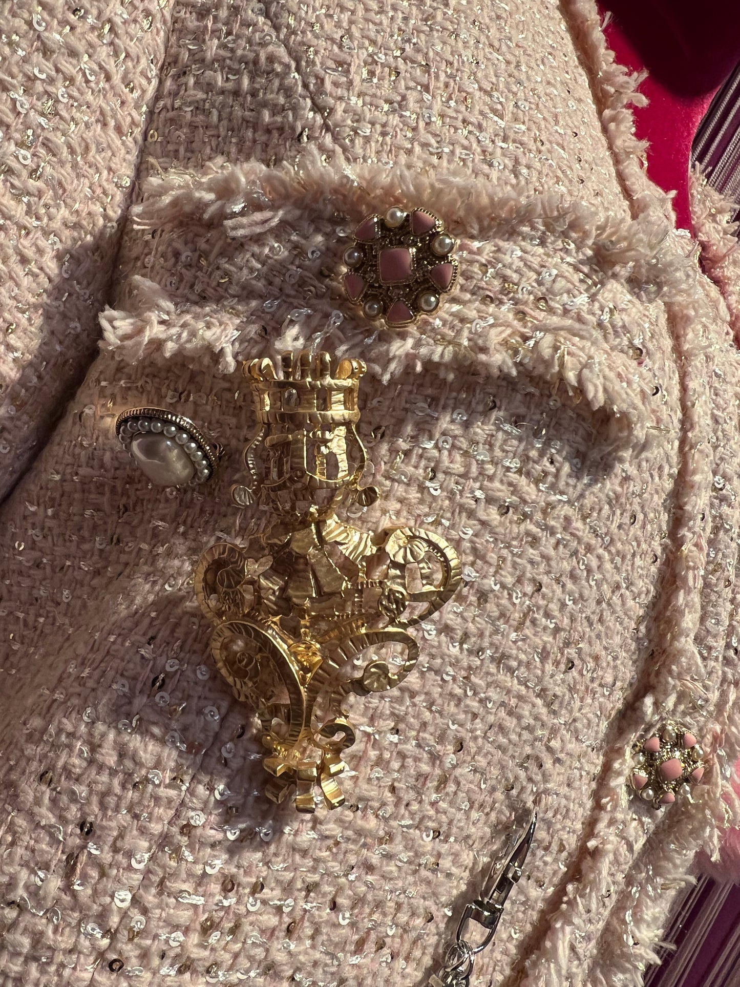 ABpink🩷 giacca in tweed boucle’ rosa con applicazioni spille e pon pon rosa