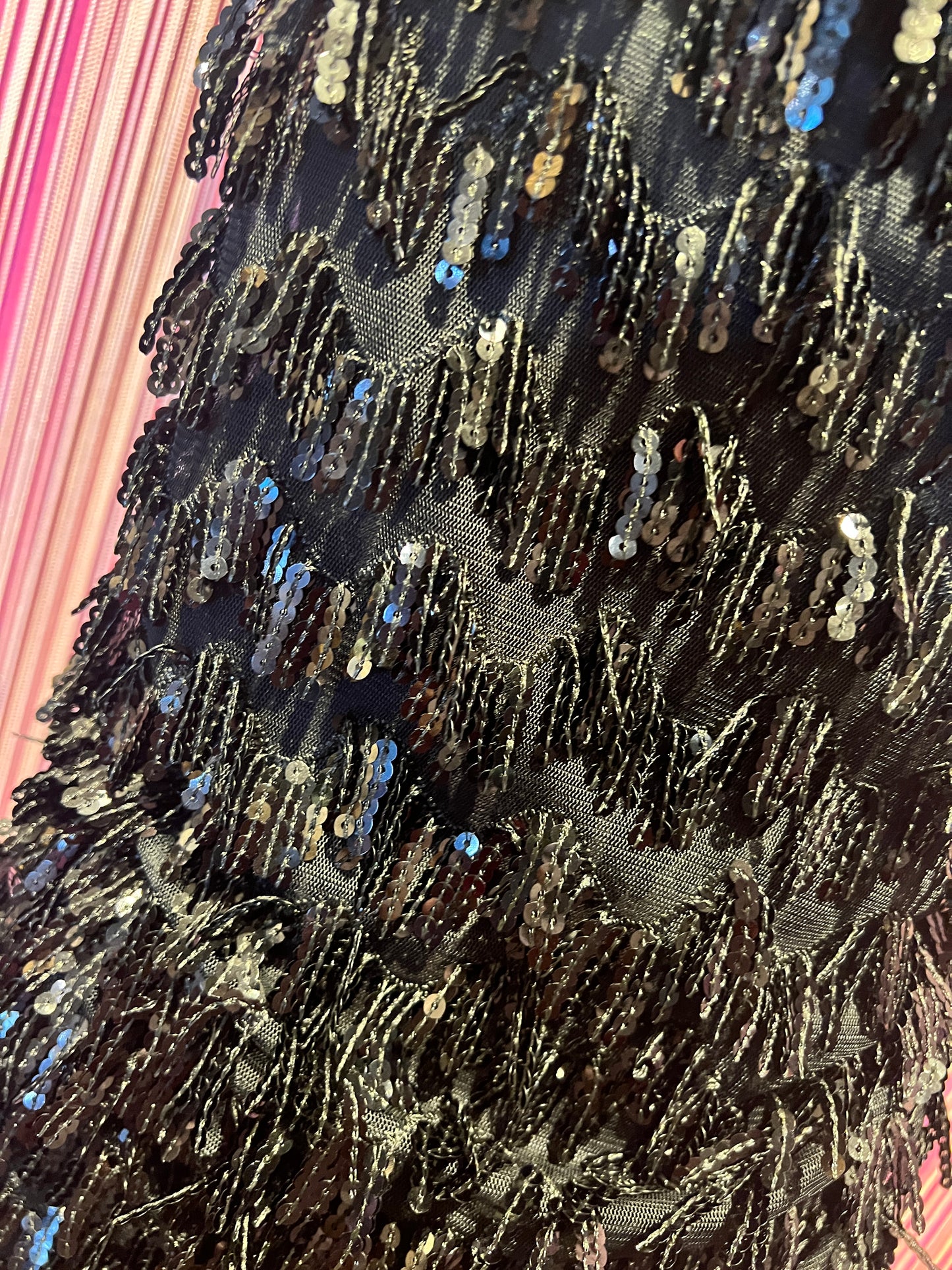 The room abito corto nero con frange dí paillettes scollato dietro