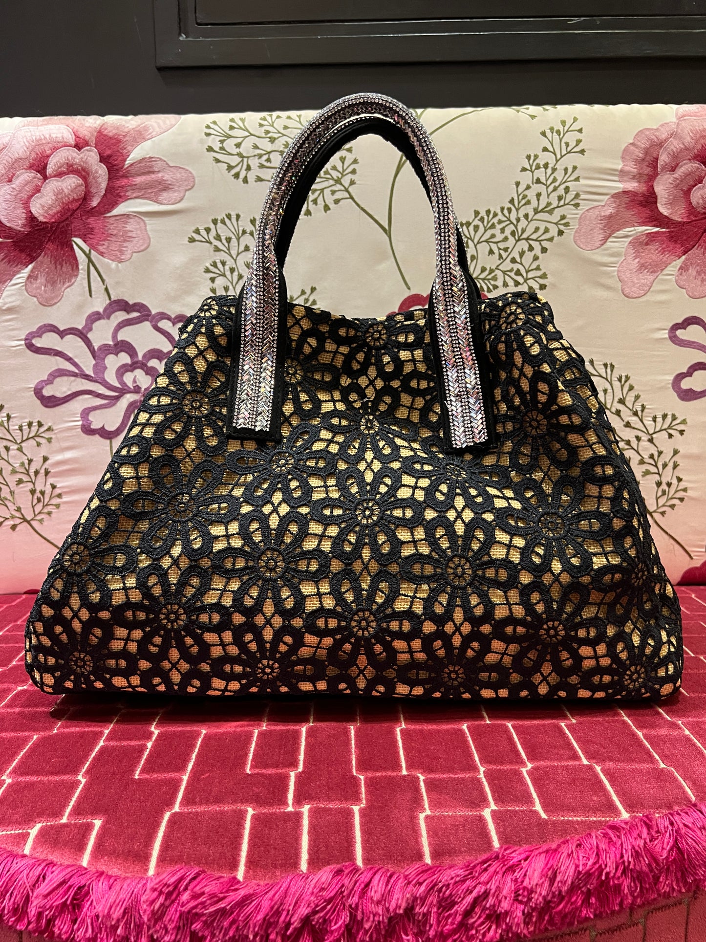 Love & roses borsa due manici in rafia e pizzo nero , cristalli e pochette nera rimovibile