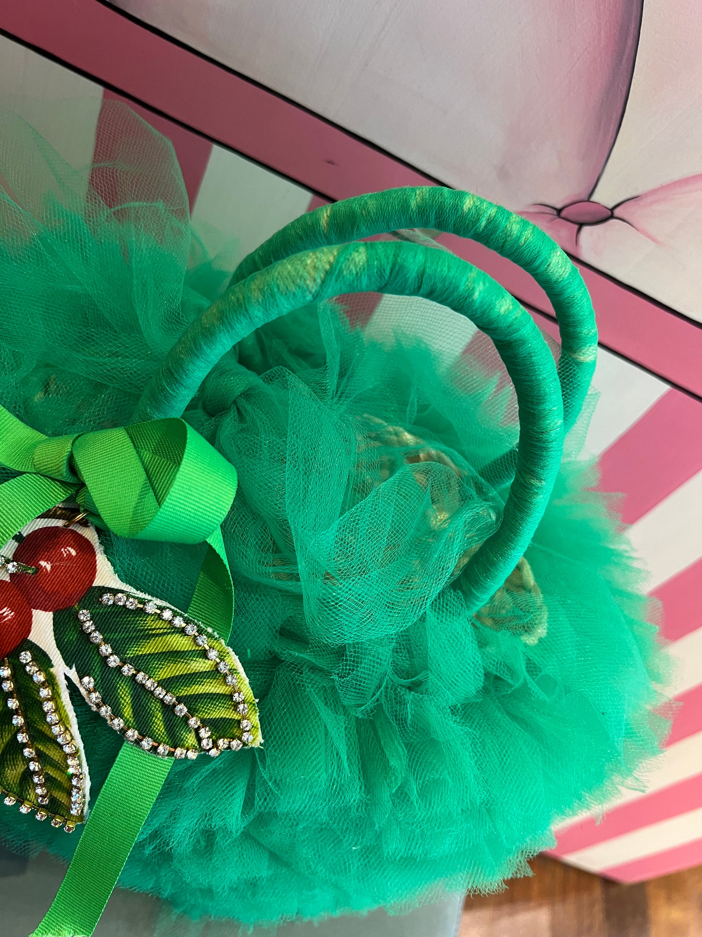 Monilia borsa paglia e tulle verde con patch ciliegie