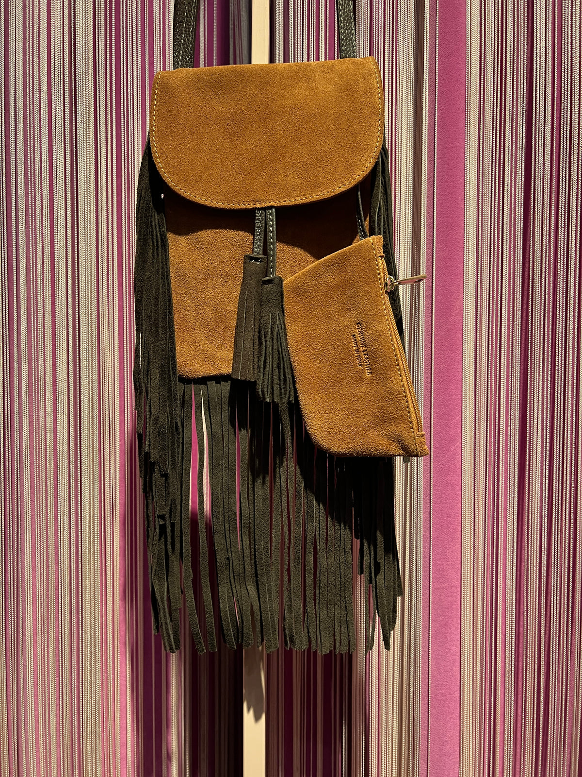 Love & roses borsa tracollina TEXAS in suede con frange ,nappina e mini  pochette, colore cognac