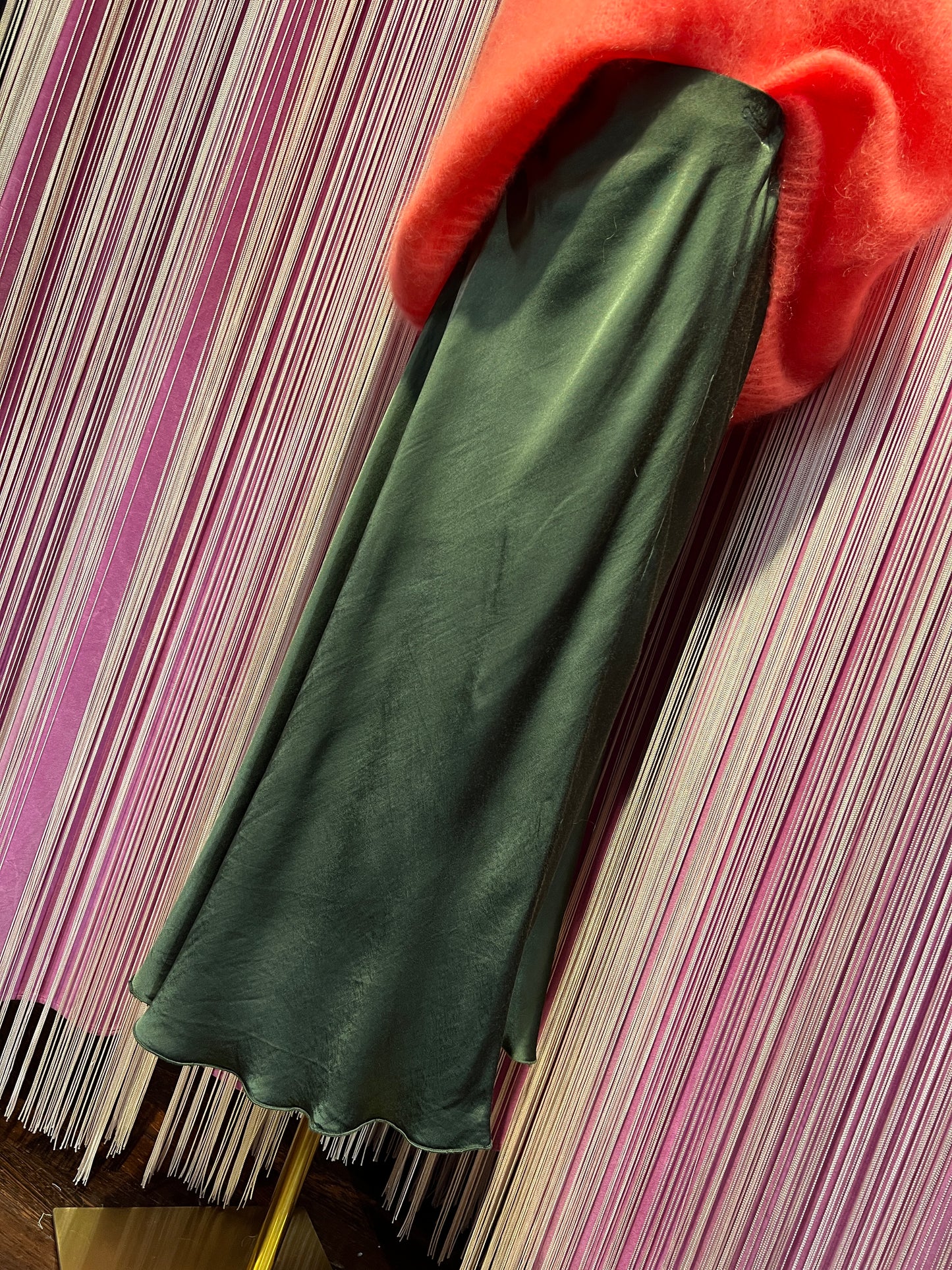 Love & roses completo gilet over mohair arancio  e gonna verde militare a sirena in satin con elastico in vita