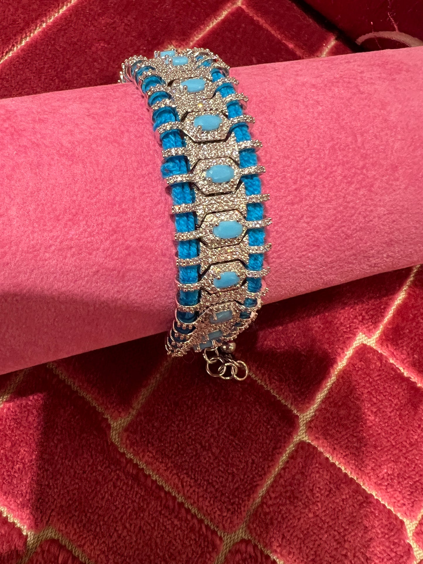 Bracciale regolabile in pavé’ di cristalli e pietre azzurre montato su cordoncino azzurro