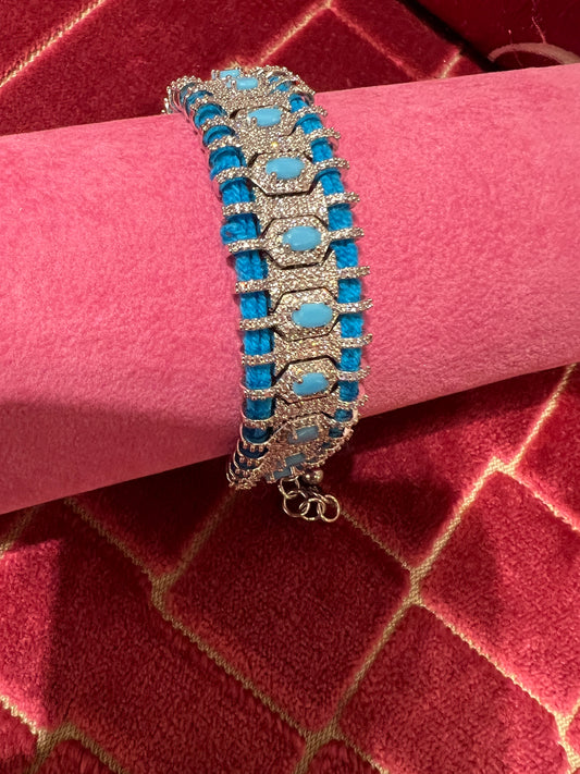 Bracciale regolabile in pavé’ di cristalli e pietre azzurre montato su cordoncino azzurro