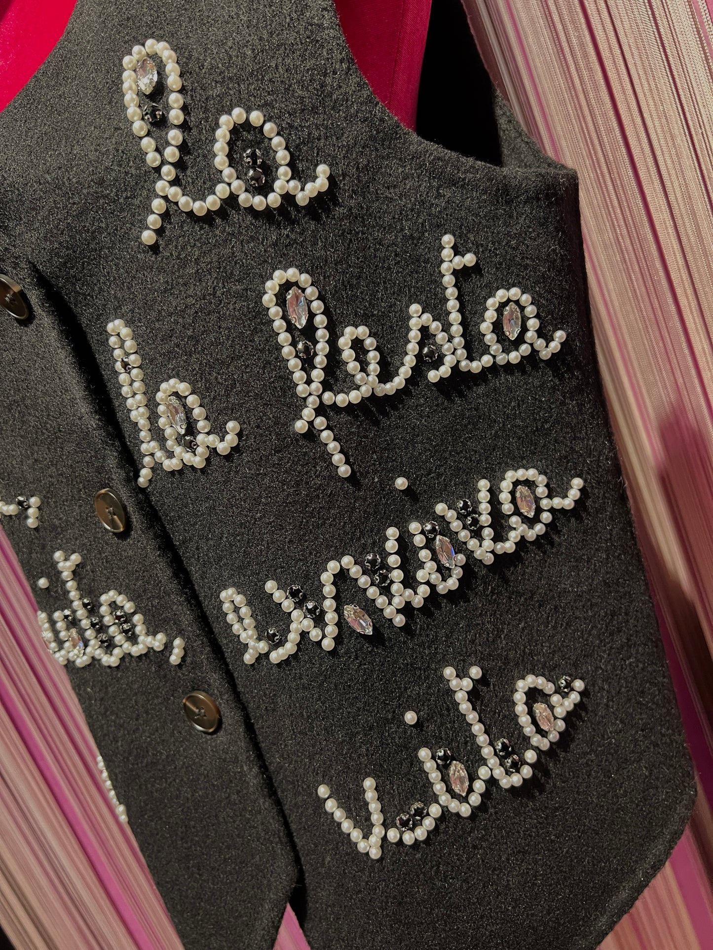 Front street gilet panno nero con scritta perline e cristalli “Ma la notte la festa è finita evviva la vita “