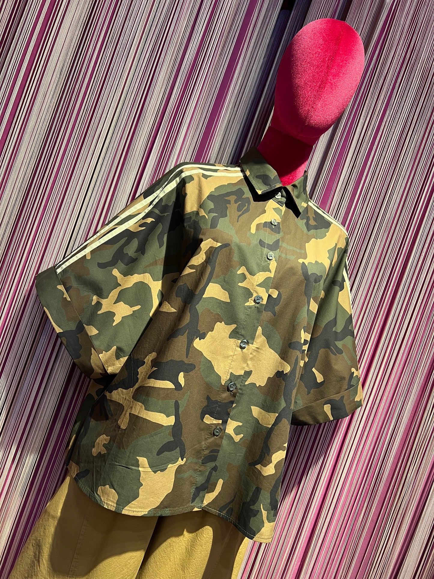 Mon amour Paris completo camicia camouflage con applicazione farfalla paillettes dietro e pantalone largo con elastico in vita