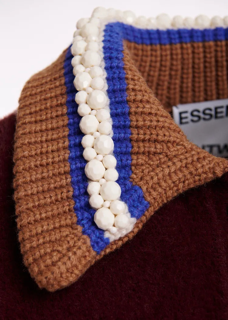 Essentiel antwerp cardigan bordeaux con colletto decorato con perline bianche , toni del marrone blu e bianco sporco
