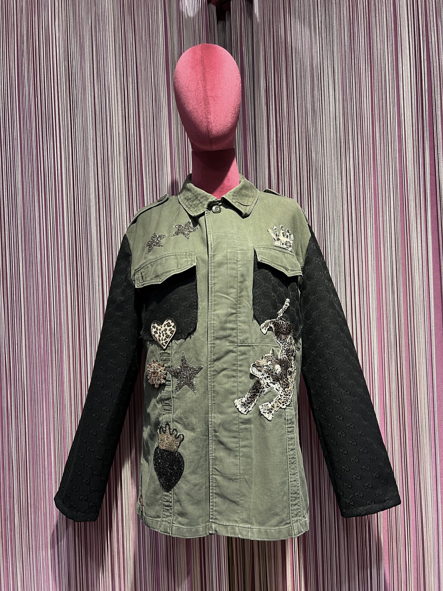 ABpink 🩷 la verdina , giacca militare con patch tigre , cuore sacro paillettes e tessuto nero GG