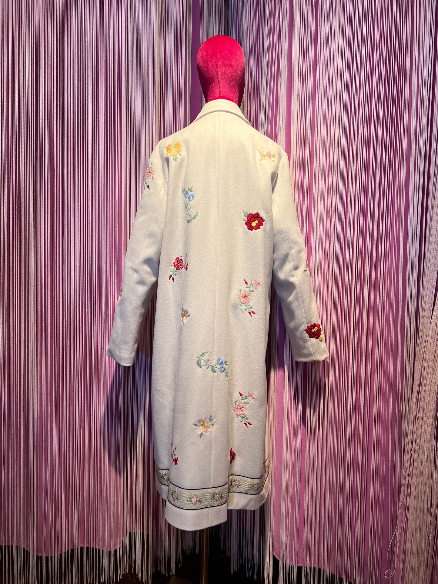 5 Progress cappotto lungo crema con decorazioni floreali e bottoni gioiello