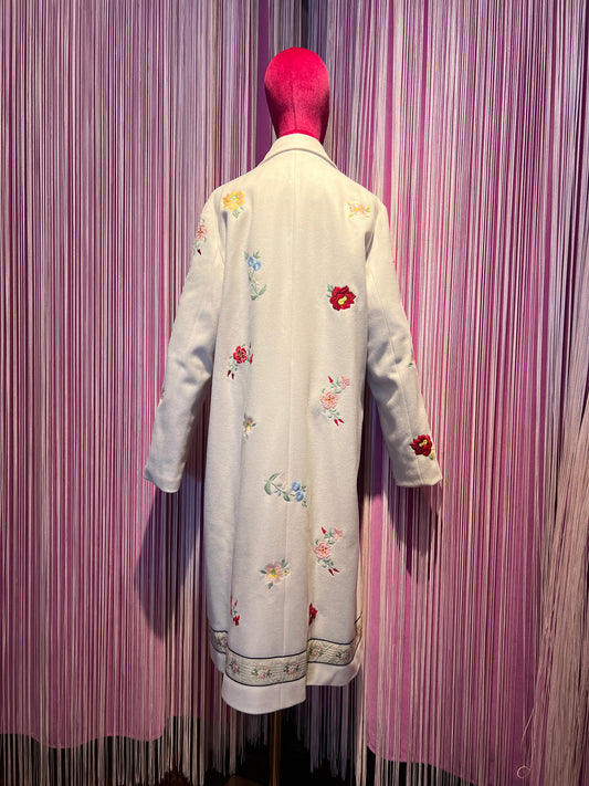 5 Progress cappotto lungo crema con decorazioni floreali e bottoni gioiello
