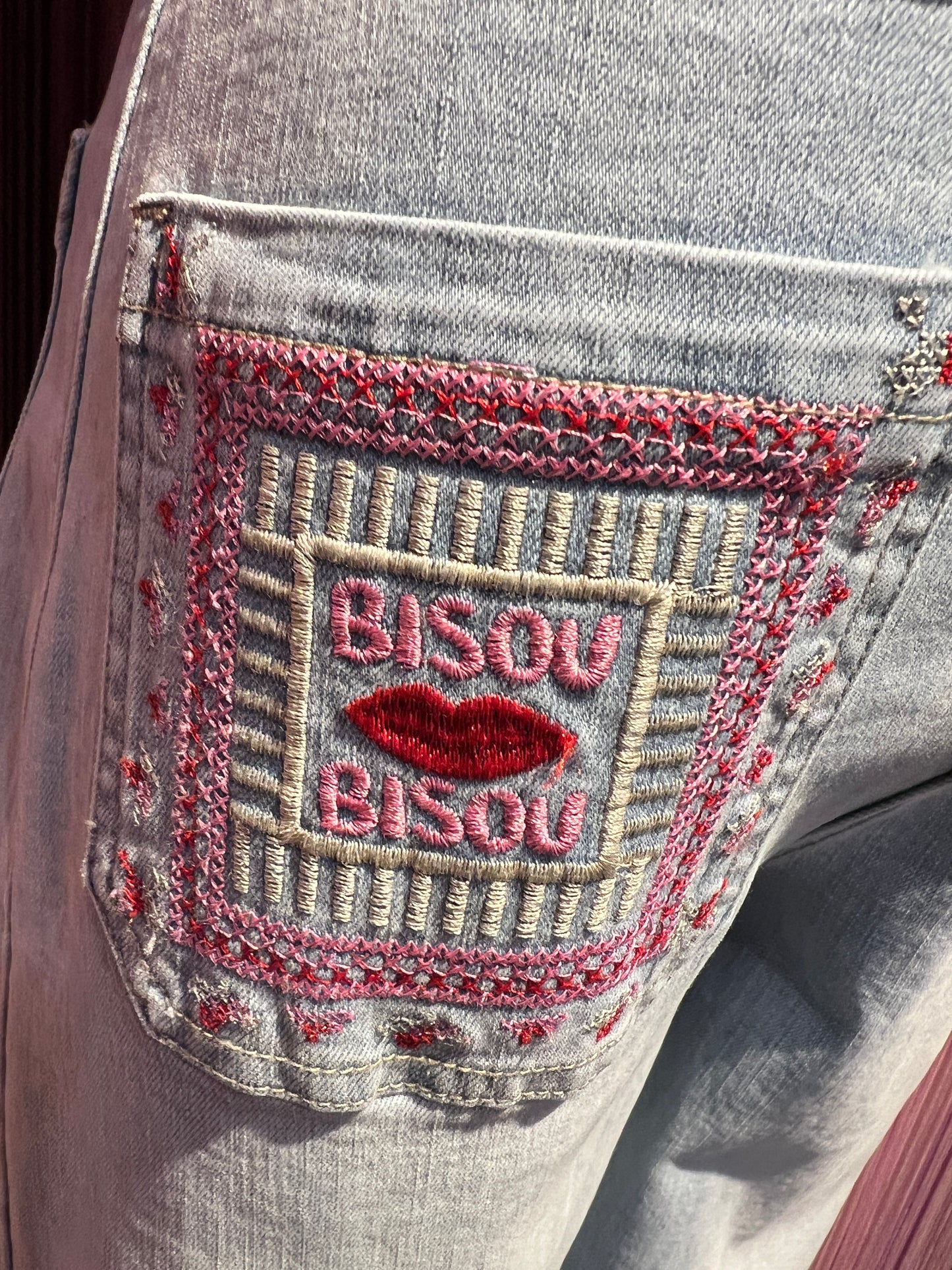 Mon amour Paris jeans denim chiaro tasche con ricamo cuore e scritta bisous bisous Le taglie dei capi sono espresse in formato internazionale (S, M, L, XL…) e accompagnate dalla corrispondente taglia francese indicata in etichetta
