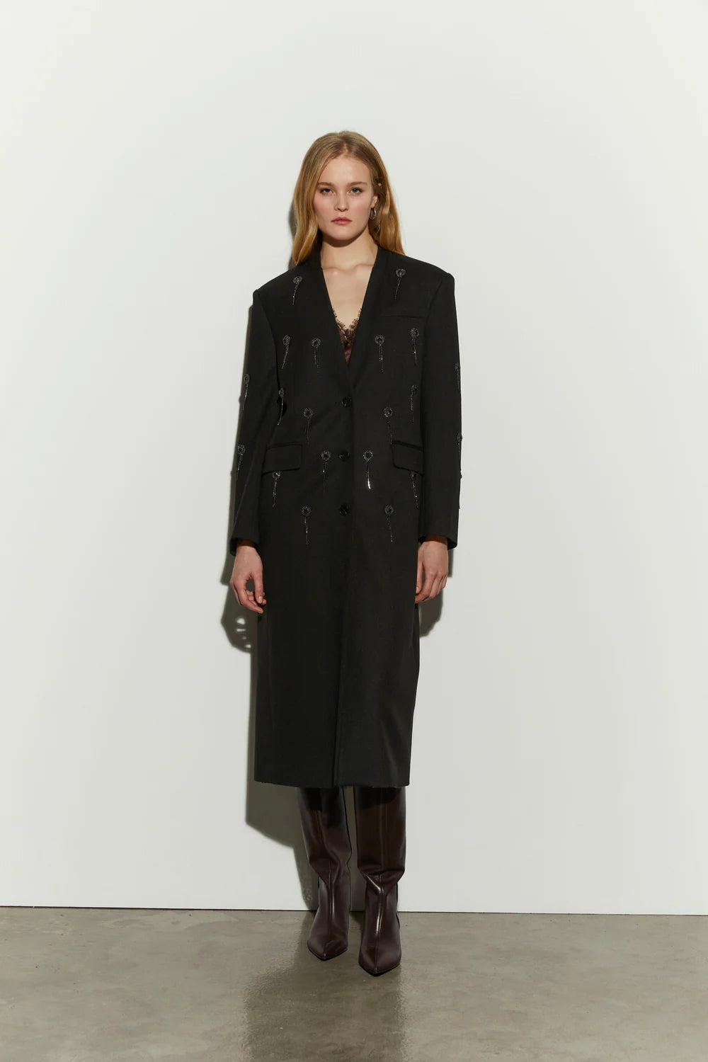 Isabelle Blanche Paris cappotto nero lungo senza collo con ricami strass