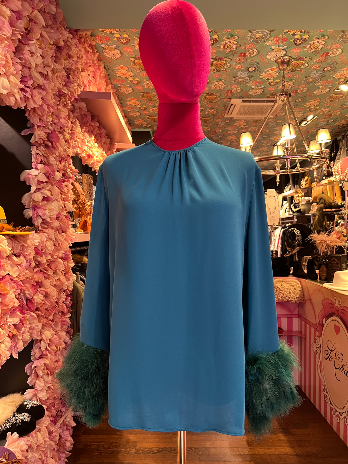 Dahlo blusa pavone con piume maniche