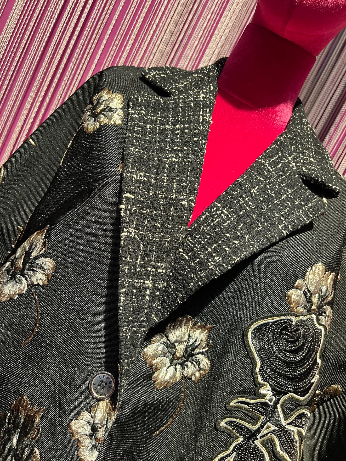 5 Progress cappotto fondo nero con patch rosa nera di paillettes , colletto e dietro tweed nero e bianco