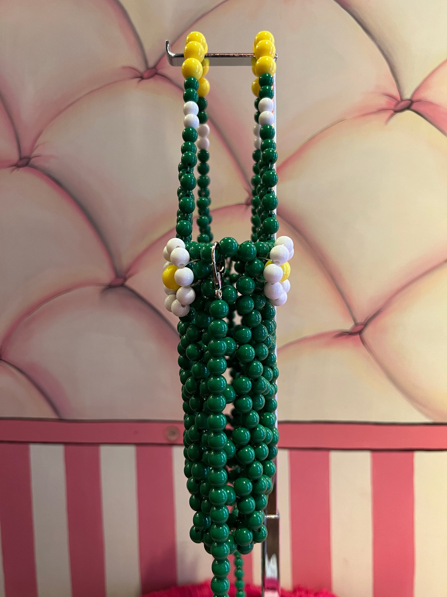 Borsa perle in resina verde con margherite bianche e gialle e tracolla