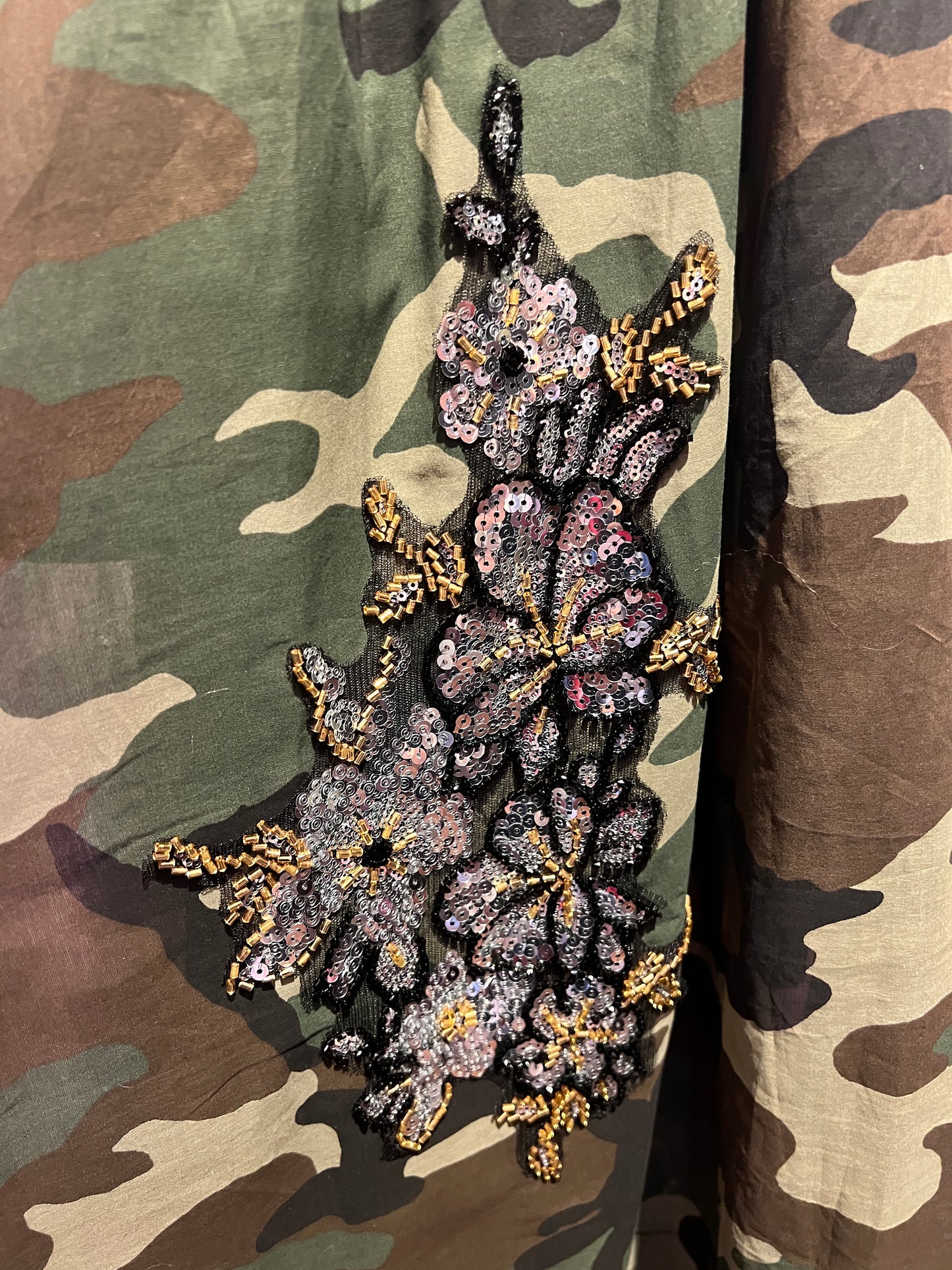 Mon amour Paris abito a fascia elastica camouflage con applicazione fiore paillettes