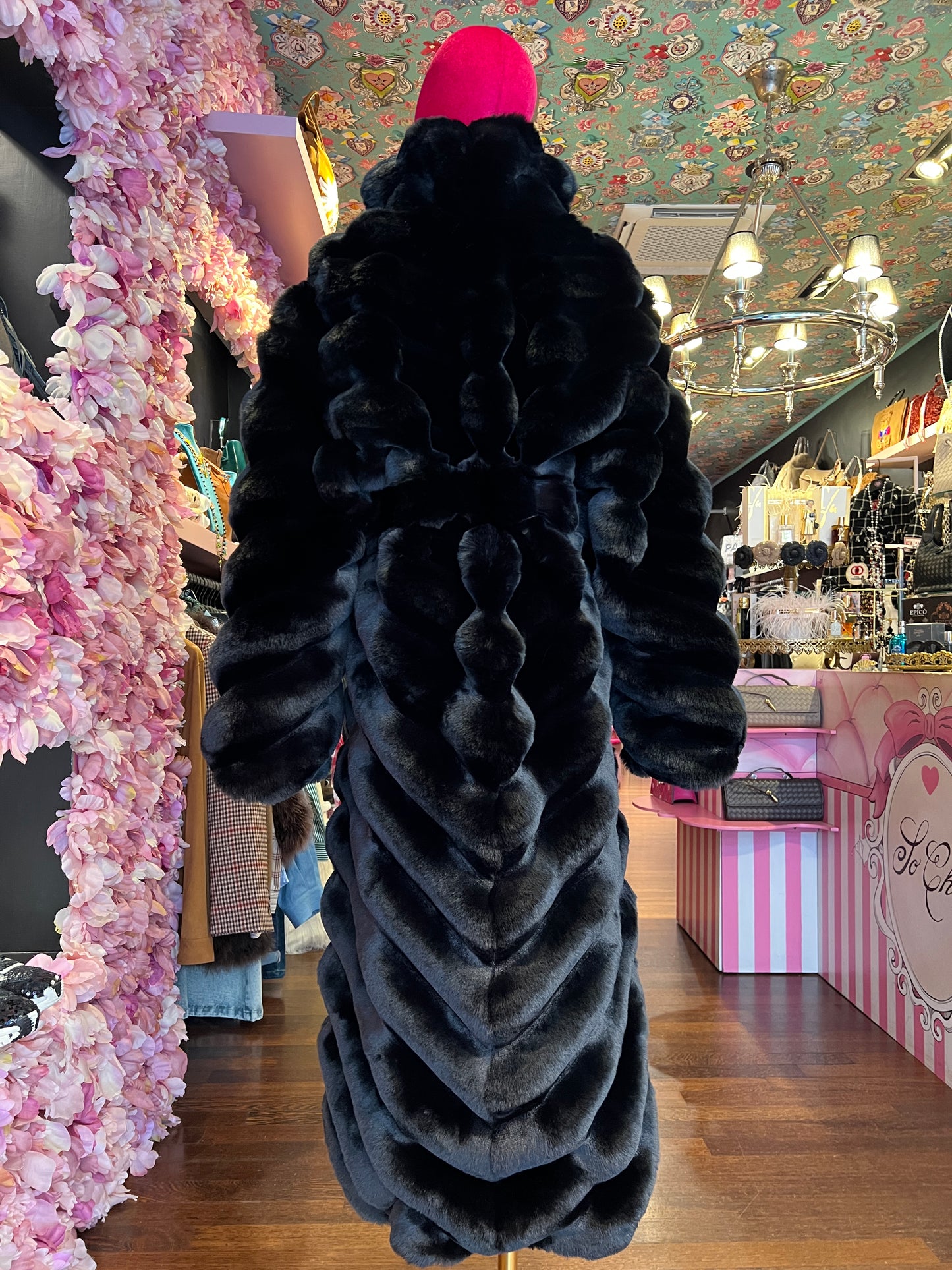 Uncommon cappotto lungo ecopelliccia cincilla’ nera con cinta