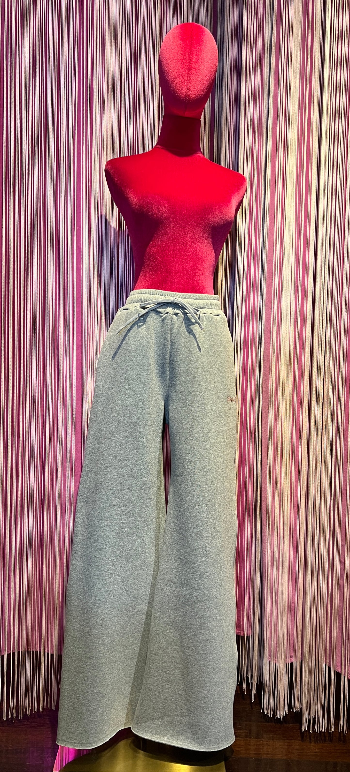 Front street tuta completa grigia con applicazione scritta” Slow down”