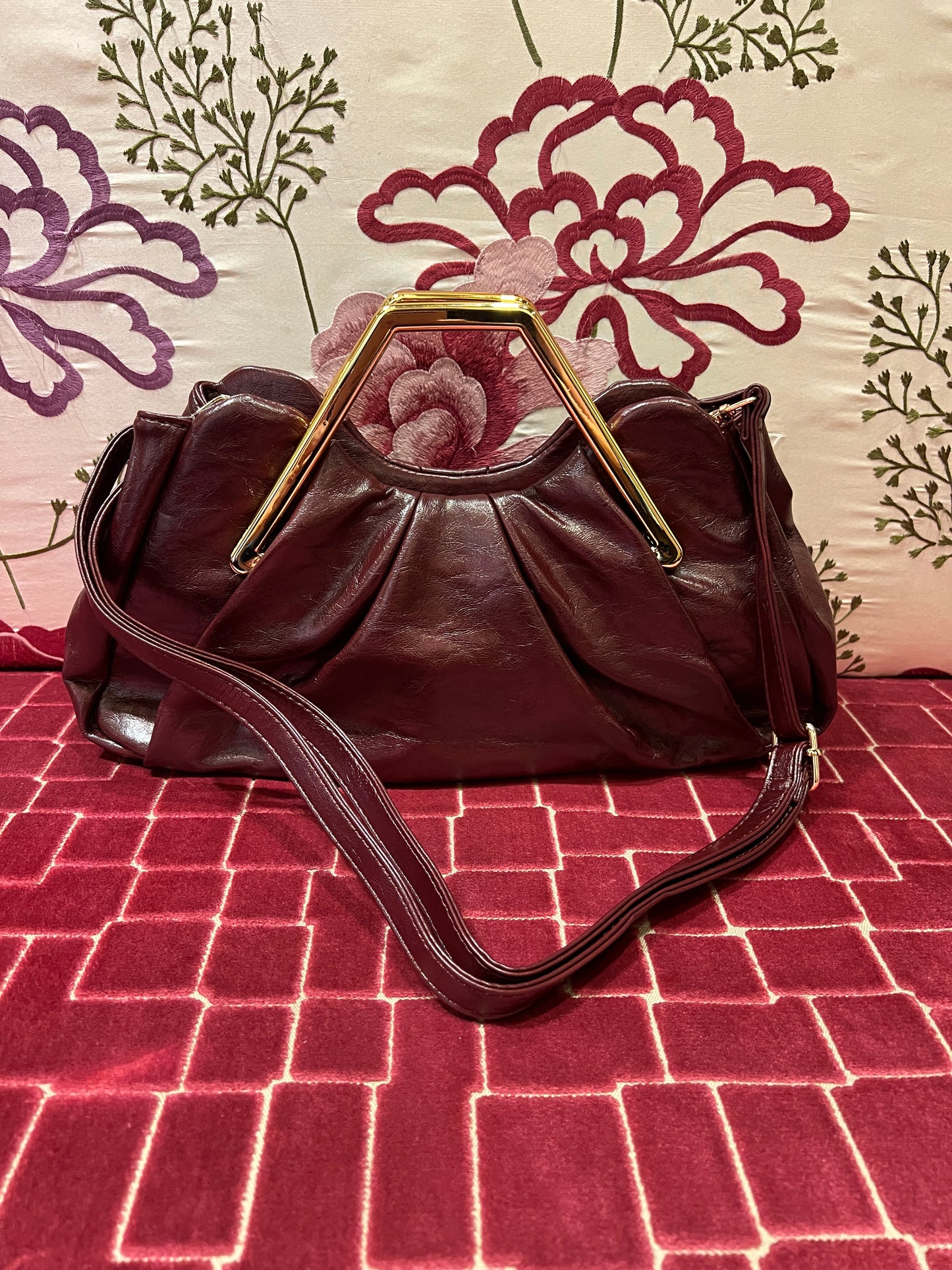 Borsa manico rigido effetto metallico color oro tracollina, ecopelle burgundi