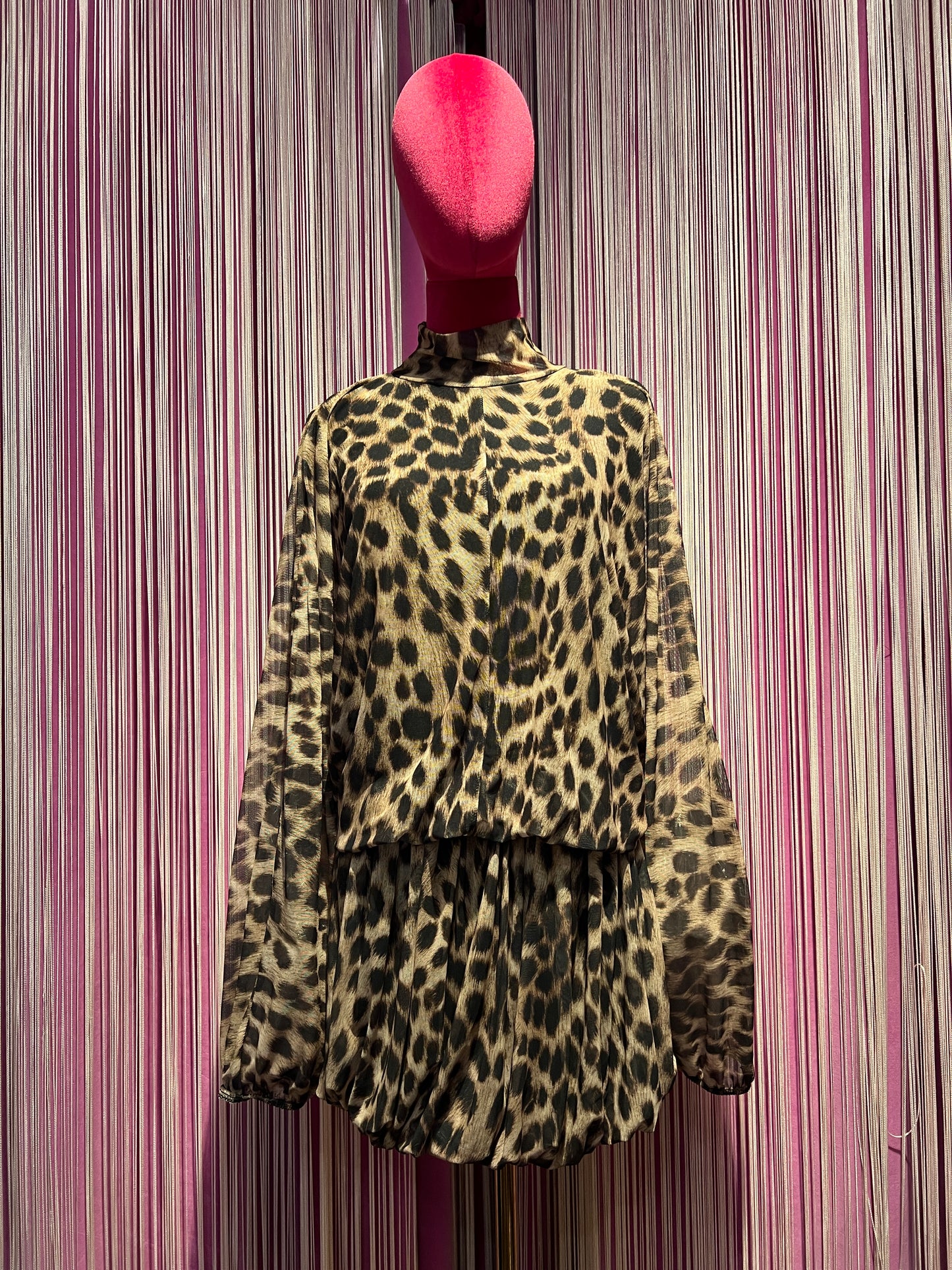 The room abito animalier a mezzo collo , vita elasticata e oblò schiena
