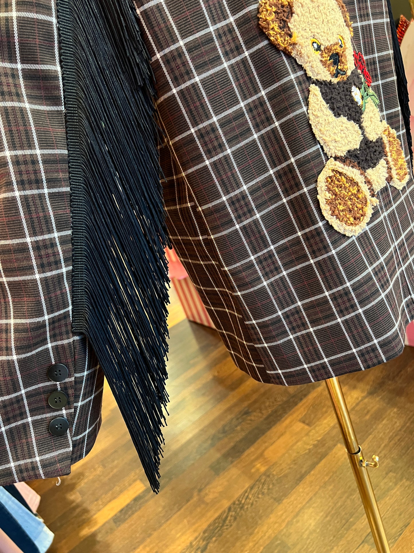 The room giacca tartan marrone panna con frange nere e patch orso dietro