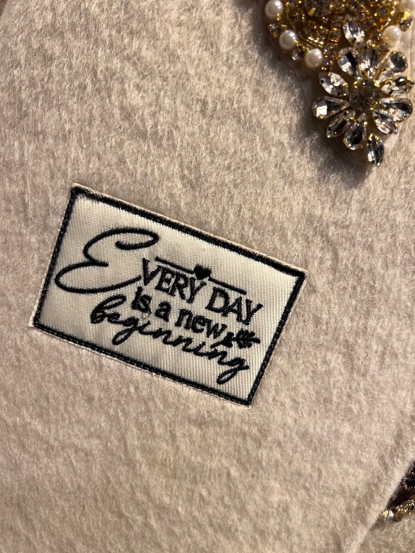 ABpink 🩷cappotto panna sfoderato con frange e sciarpa rimovibile, con patch cristalli e tigri