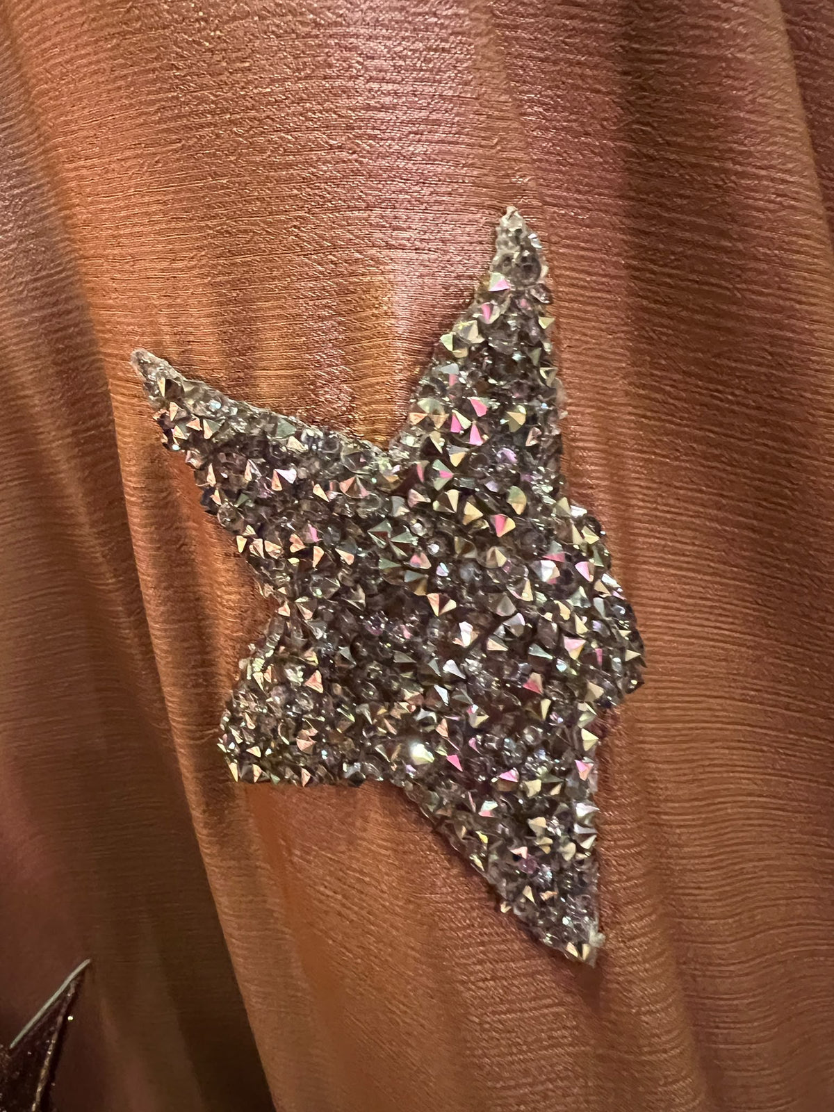 The room abito manica lunga scollo Bardot con applicazione stelle glitter