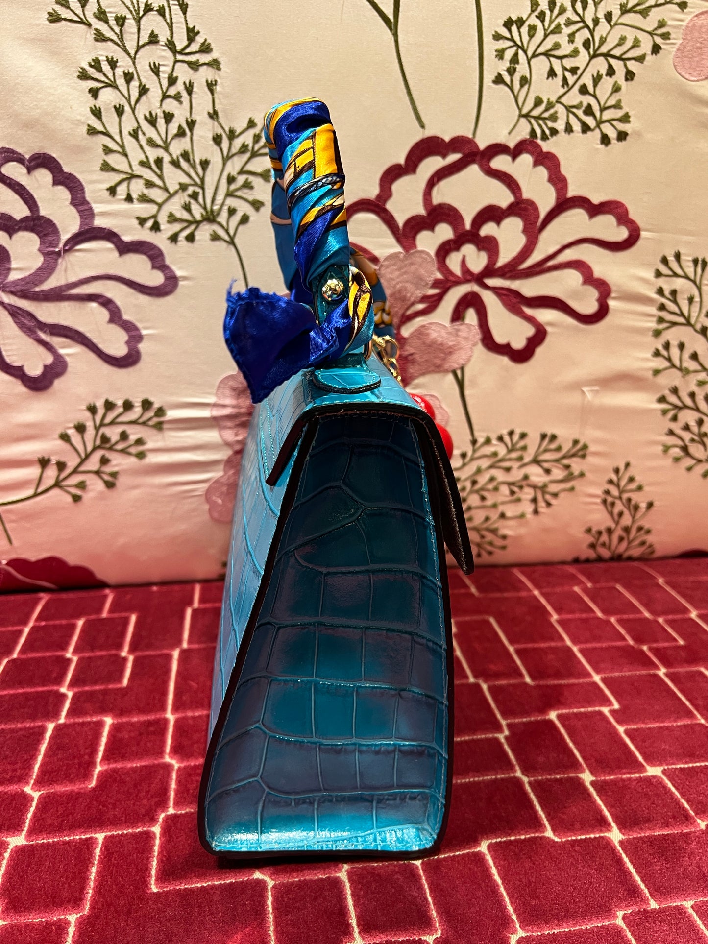Borsa pelle con tracolla turchese manico foulard patch e charm