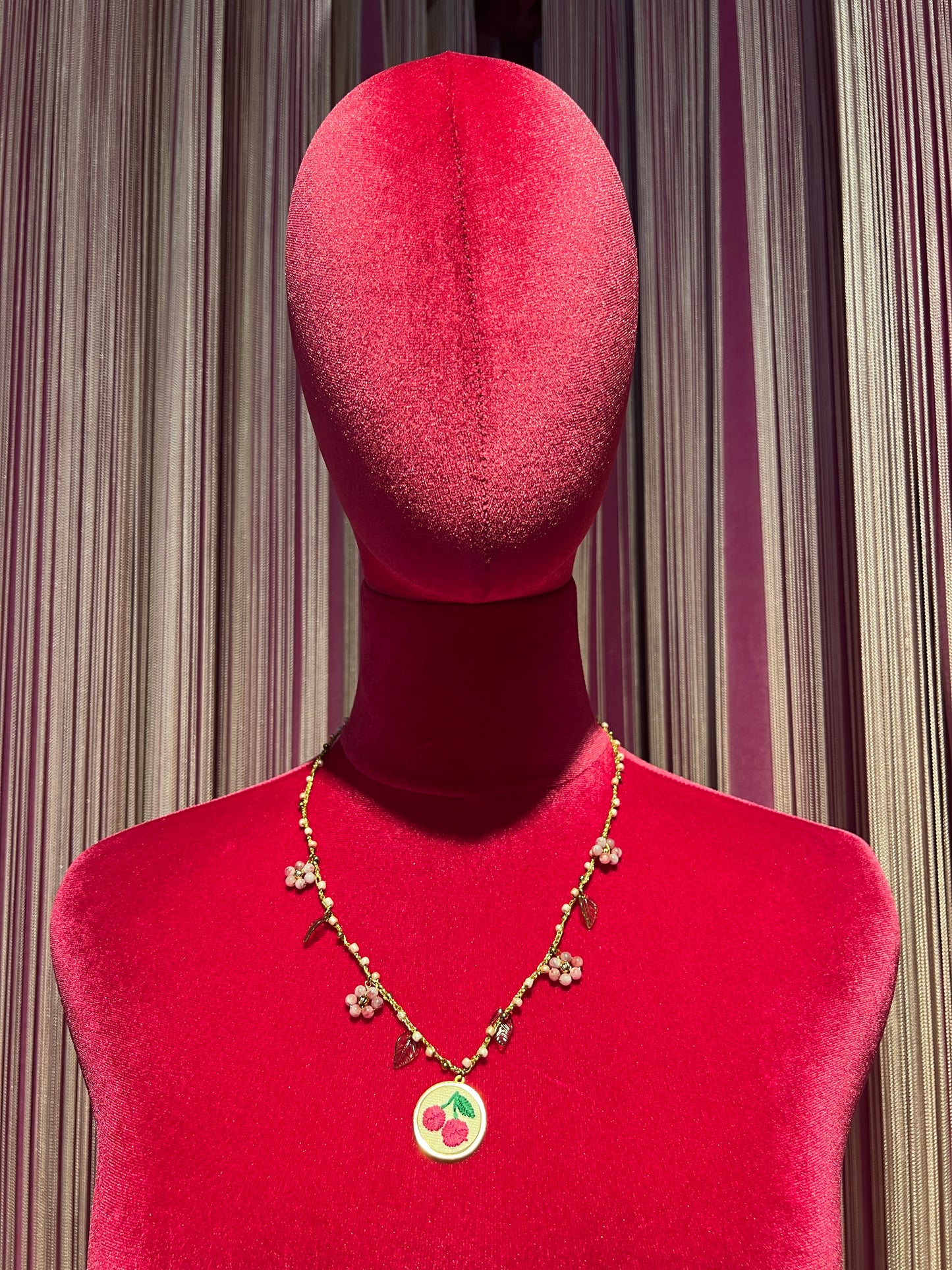 Collana girocollo con filo lavorato all’uncinetto,fiori di perline e ciondolo ciliegie ricamate