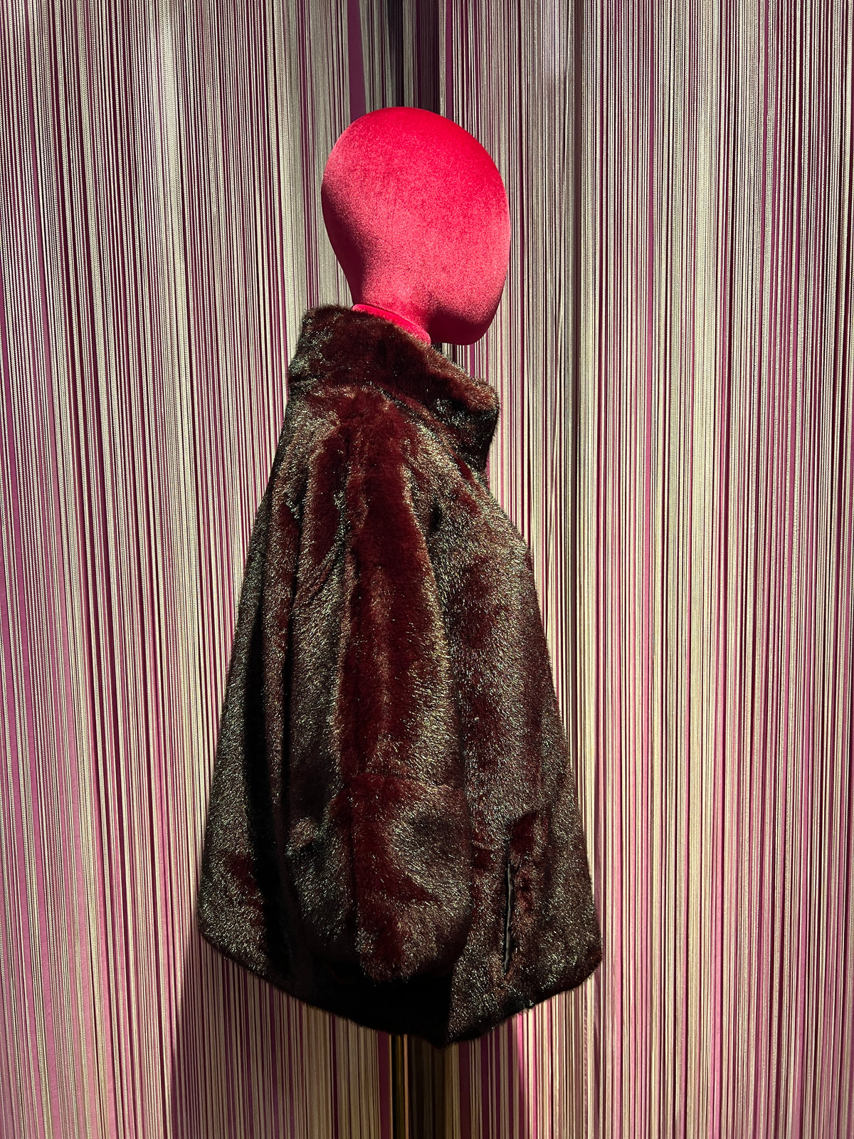 The room gilet burgundi in simil pelliccia