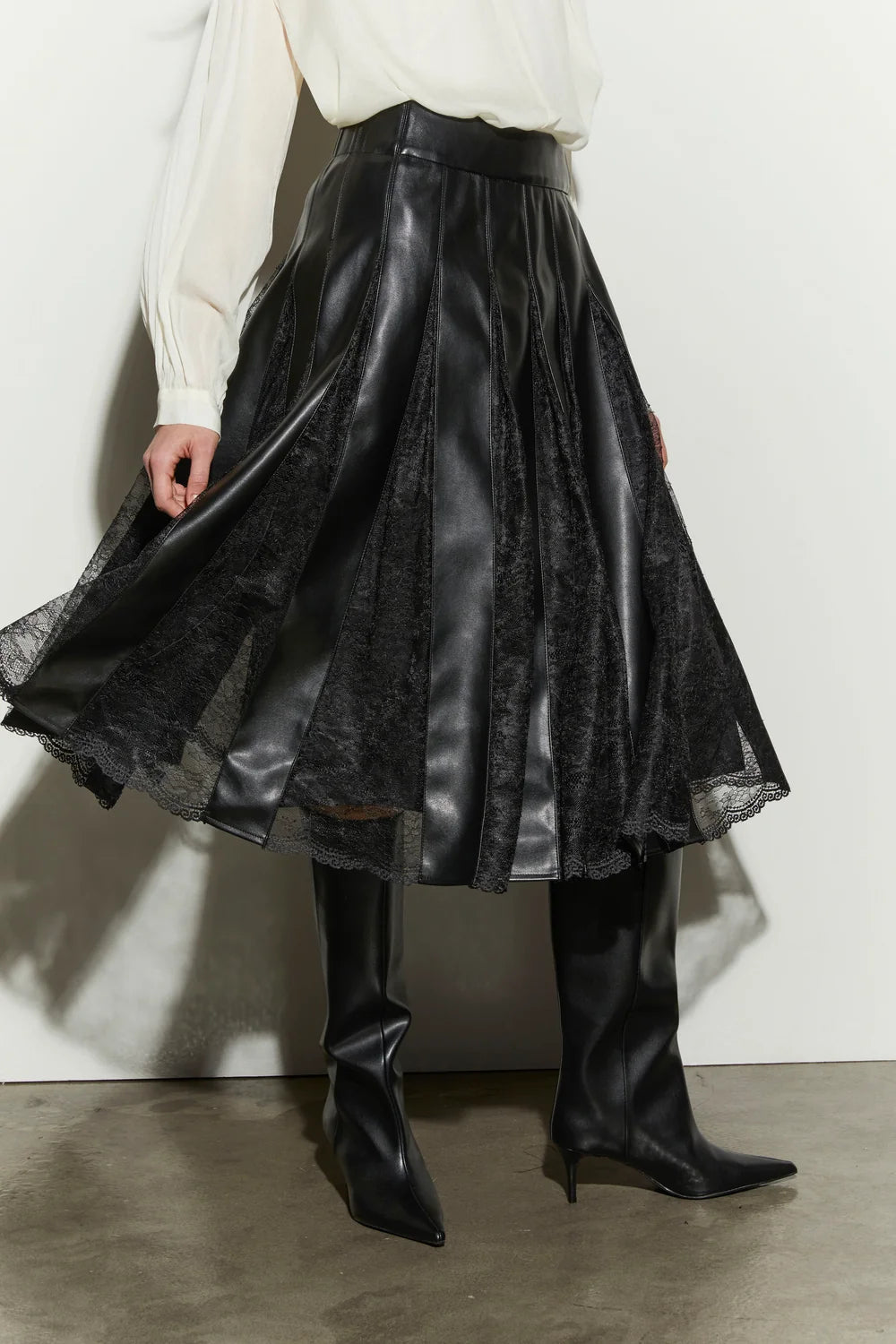 Isabelle Blanche Paris gonna midi in similpelle a pannelli con inserti di pizzo