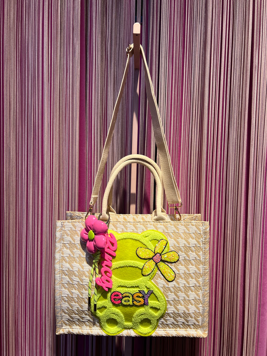 Borsa in tessuto con tracolla ,pied de poule panna e beige , con applicazione patch e charms