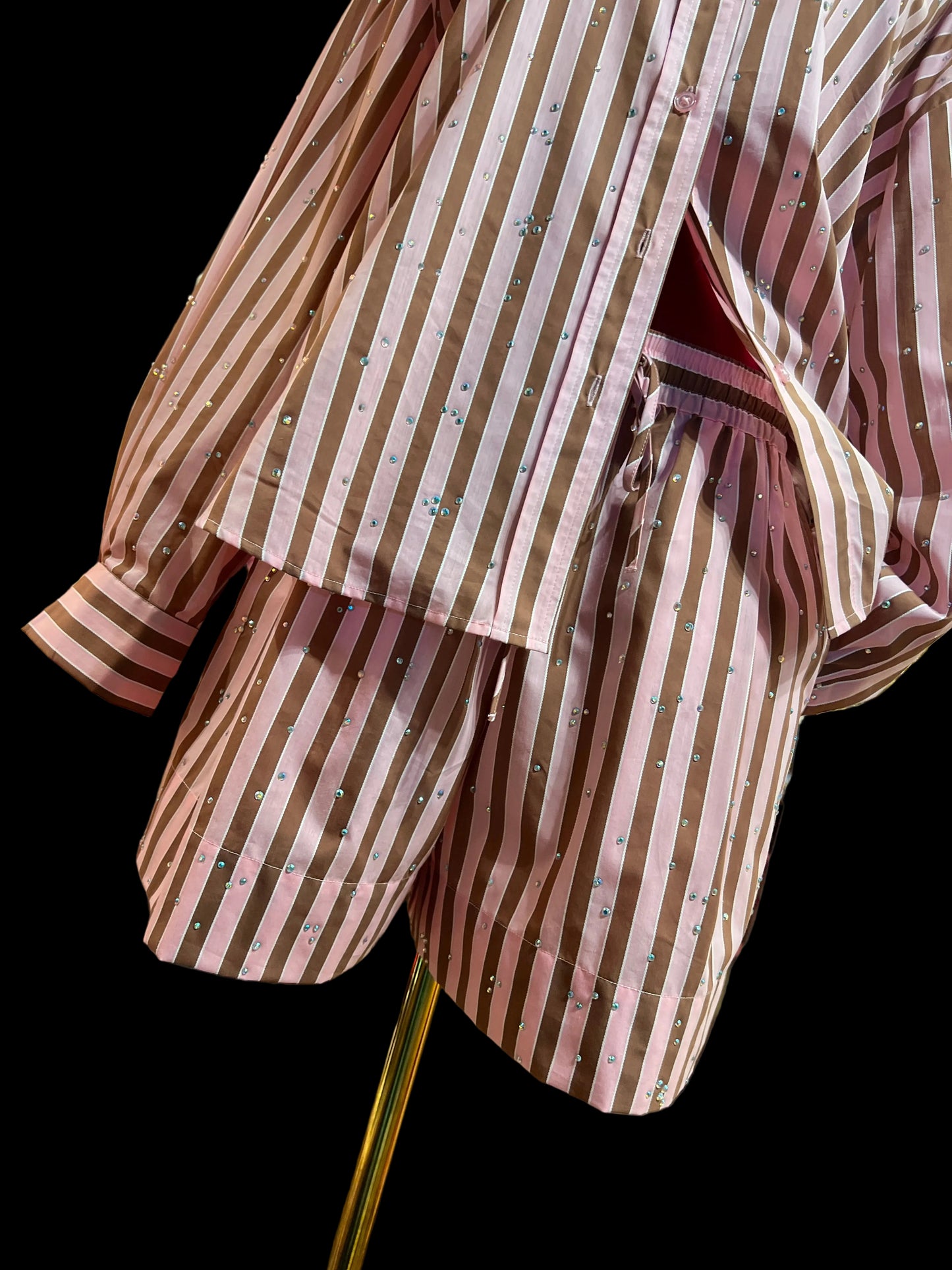 Essentiel antwerp completo camicia e short con elastico in vita , misto cotone ,fantasia righe rosa e marrone con decorazioni strass