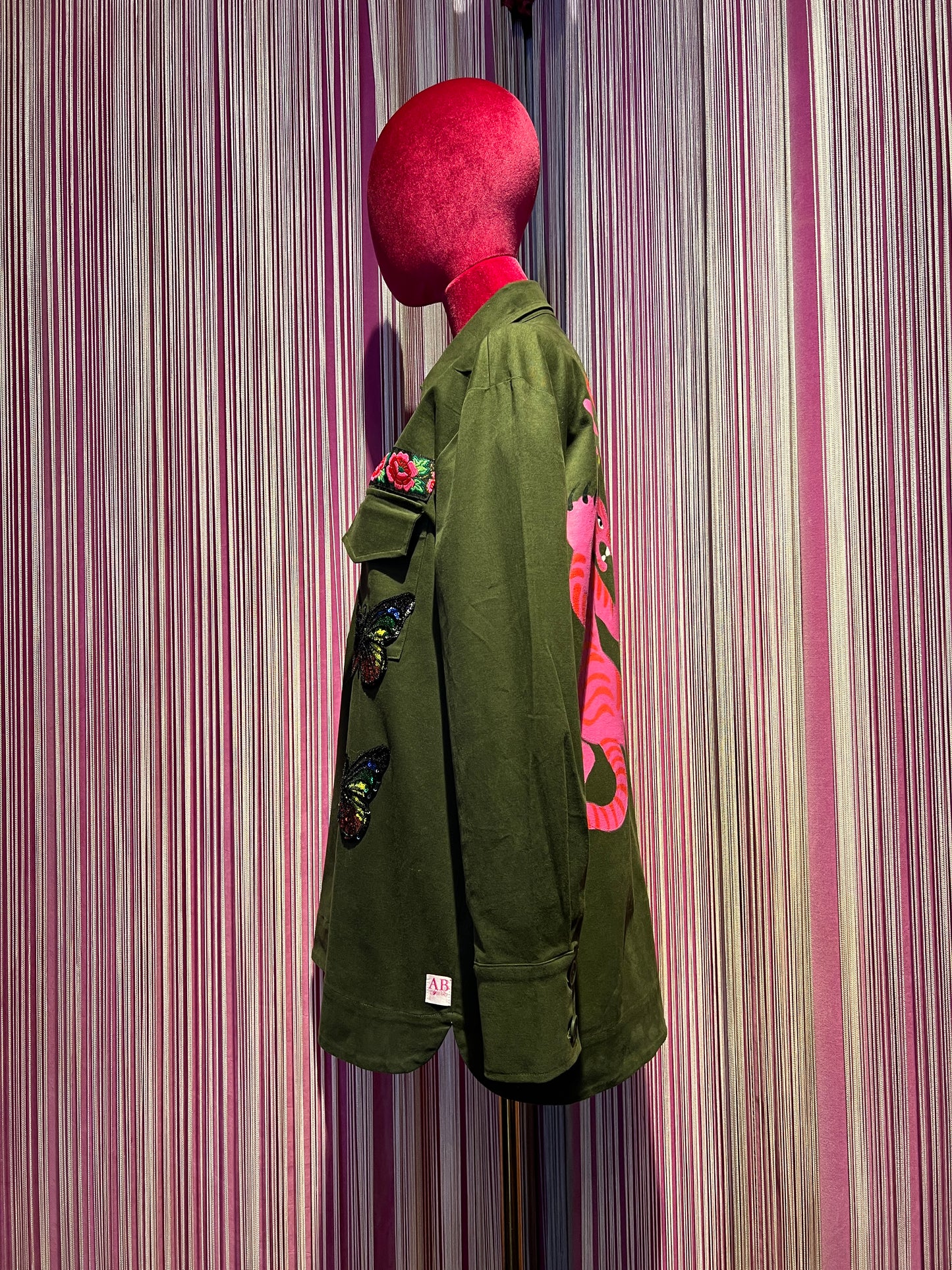 ABpink🩷 giacca Charlotte verde militare  con patch farfalle sul retro due tigri fucsia vestibilita’ 40/48