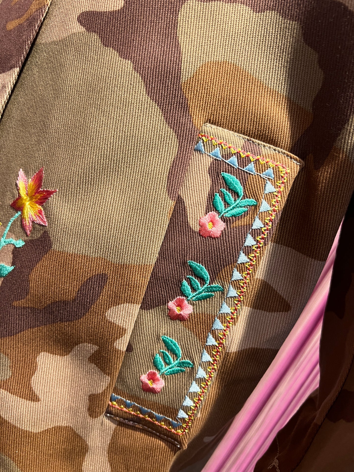 5 Progress cappotto doppiopetto camouflage con decorazioni floreali