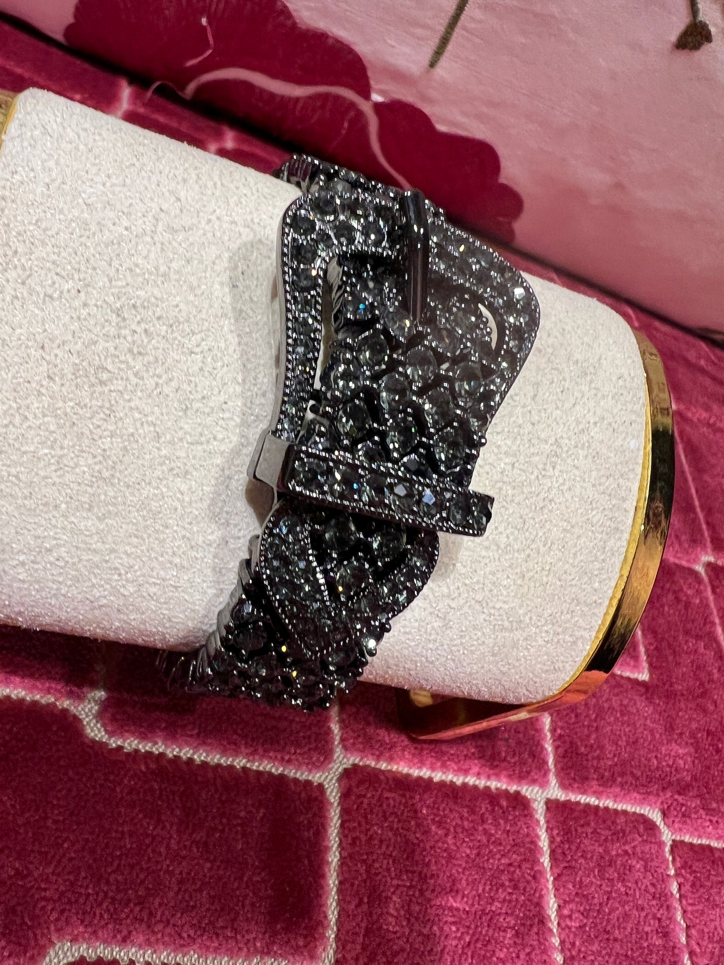 Bracciale con chiusura fibbia in pavé elasticizzato di cristalli e rifiniture grigio scuro