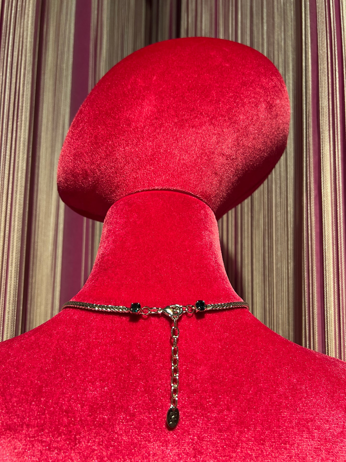 Collana girocollo argentato con cristalli rettangolari verdi circondati da baguette