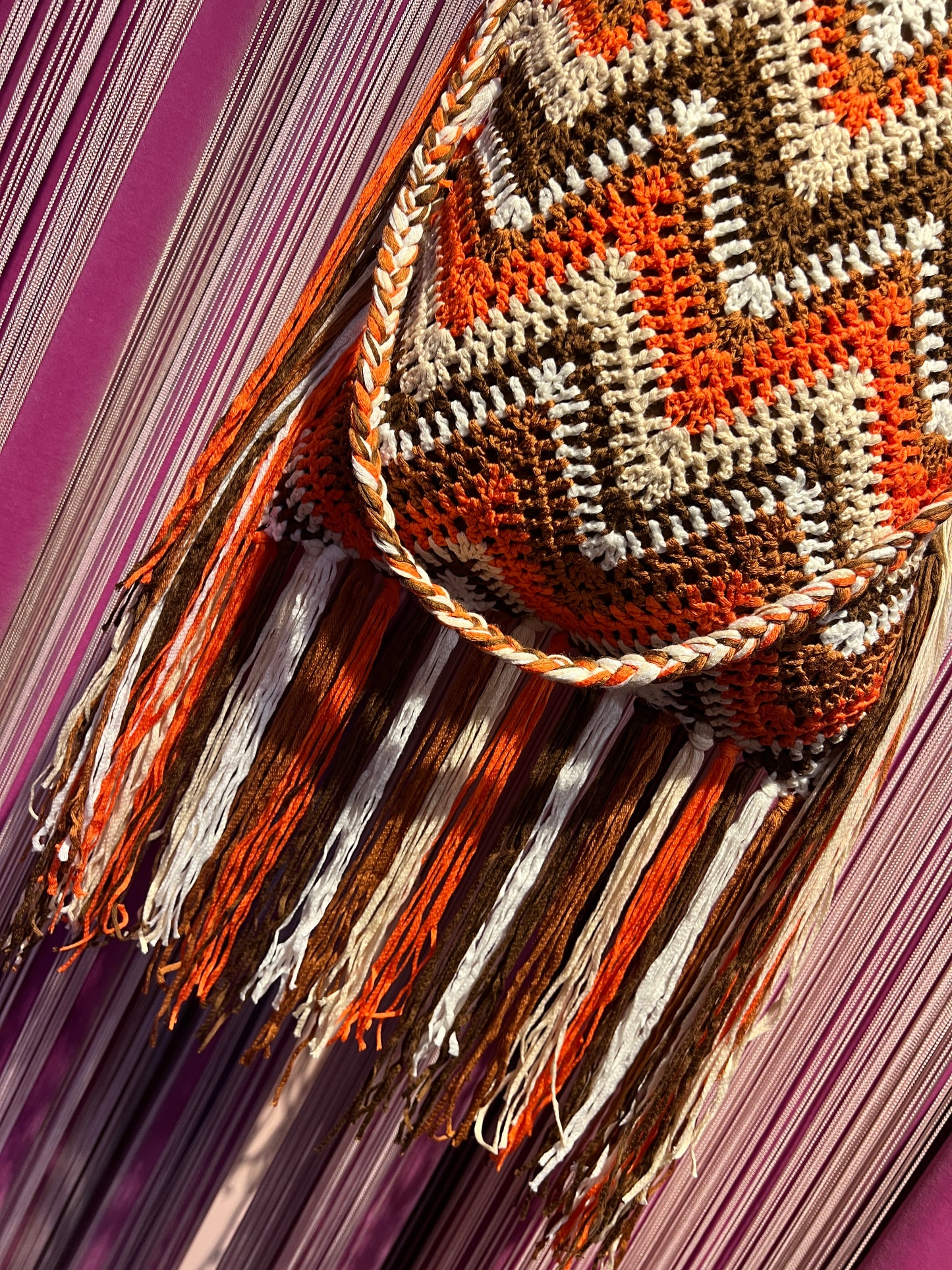 Borsa crochet con frange foderata con tracolla, manici semicircolari in resina , marrone/arancio / panna e beige