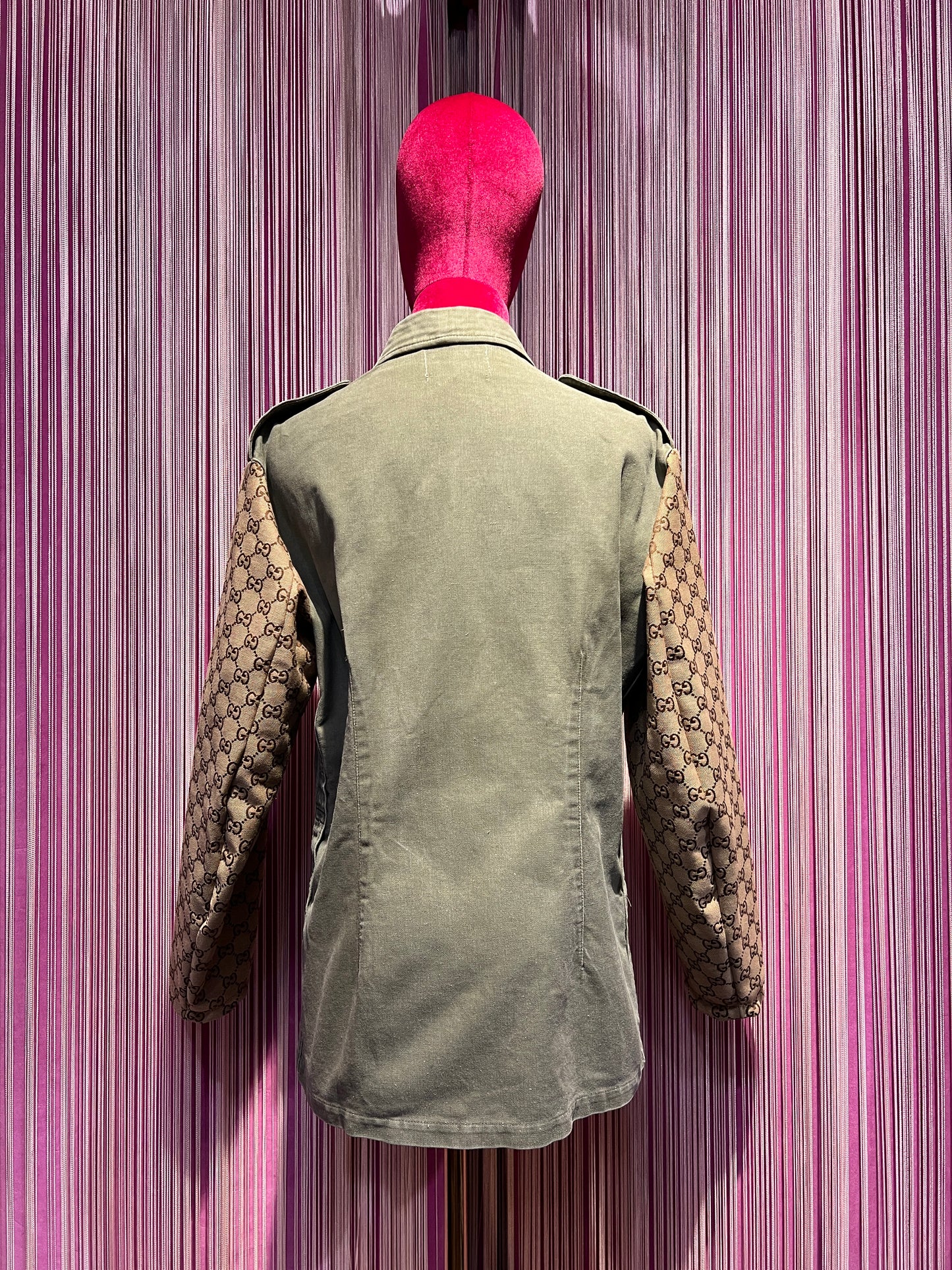 ABpink🩷 la verdina , giacca militare con pacht e scritta “ love” perle , tessuto GG